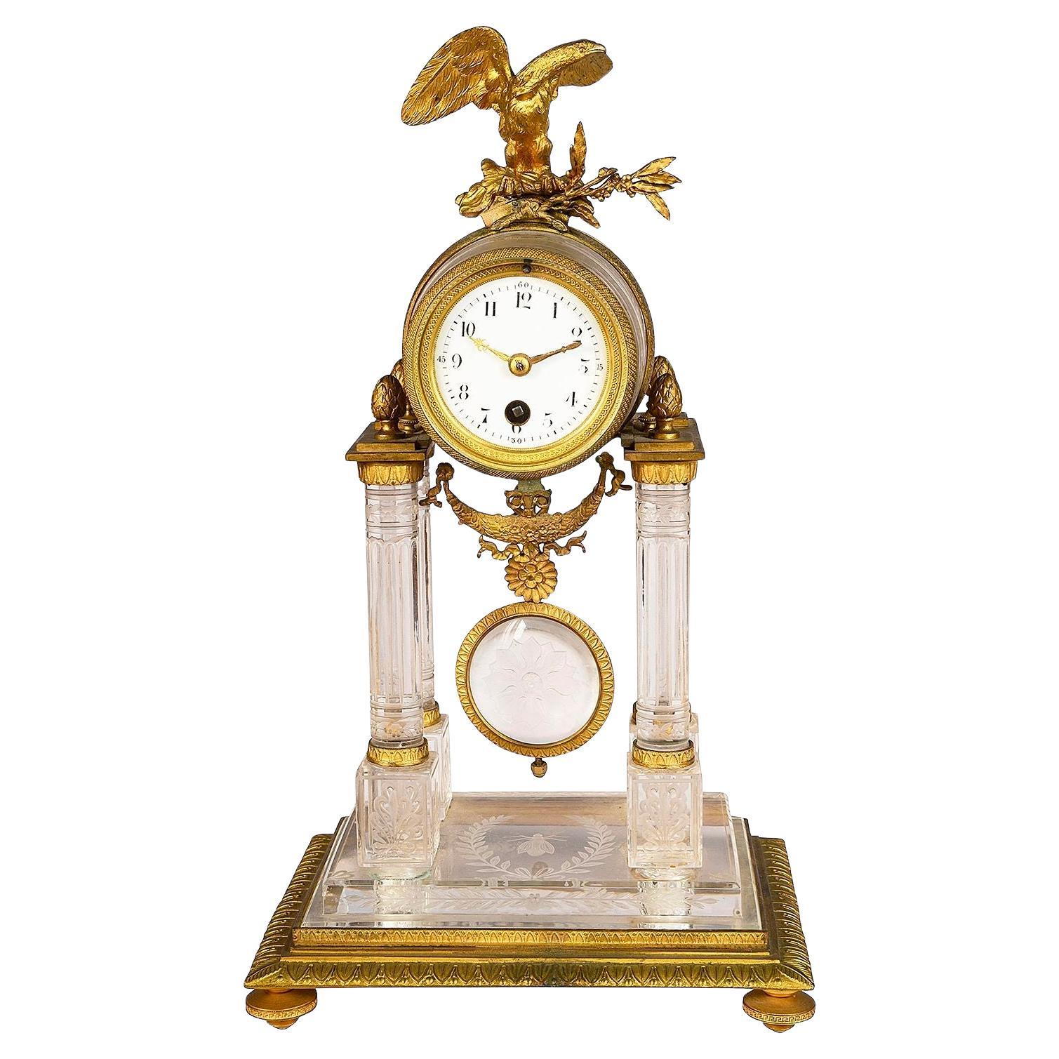 Pendule de cheminée classique du XIXe siècle en cristal et bronze doré