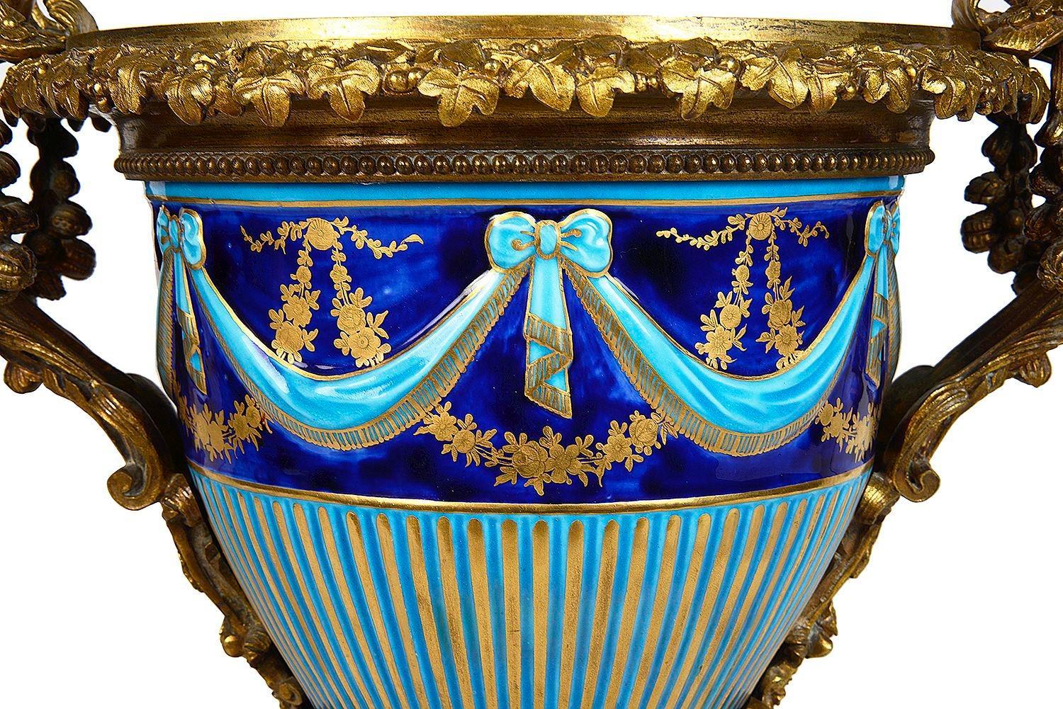 Klassische französische Majolika-Porzellan- und Goldbronze-Urne aus dem 19. Jahrhundert. (Vergoldet) im Angebot