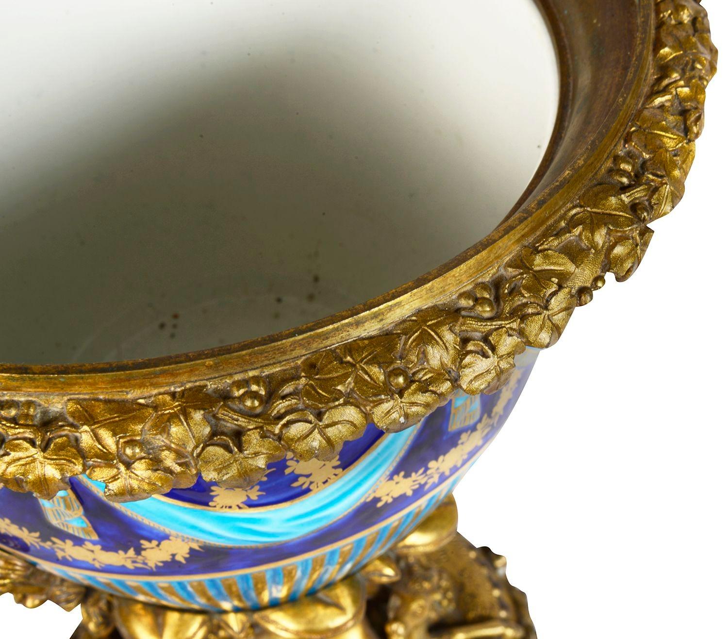Klassische französische Majolika-Porzellan- und Goldbronze-Urne aus dem 19. Jahrhundert. im Angebot 1