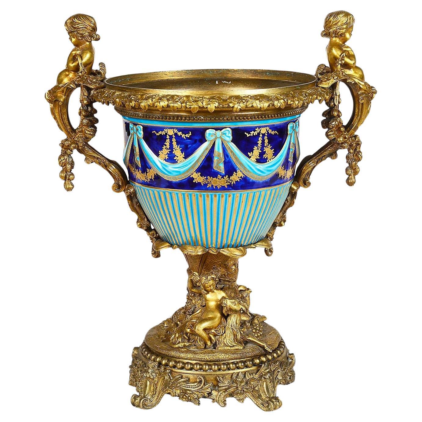 Urne classique du XIXe siècle en porcelaine majolique française et bronze doré.