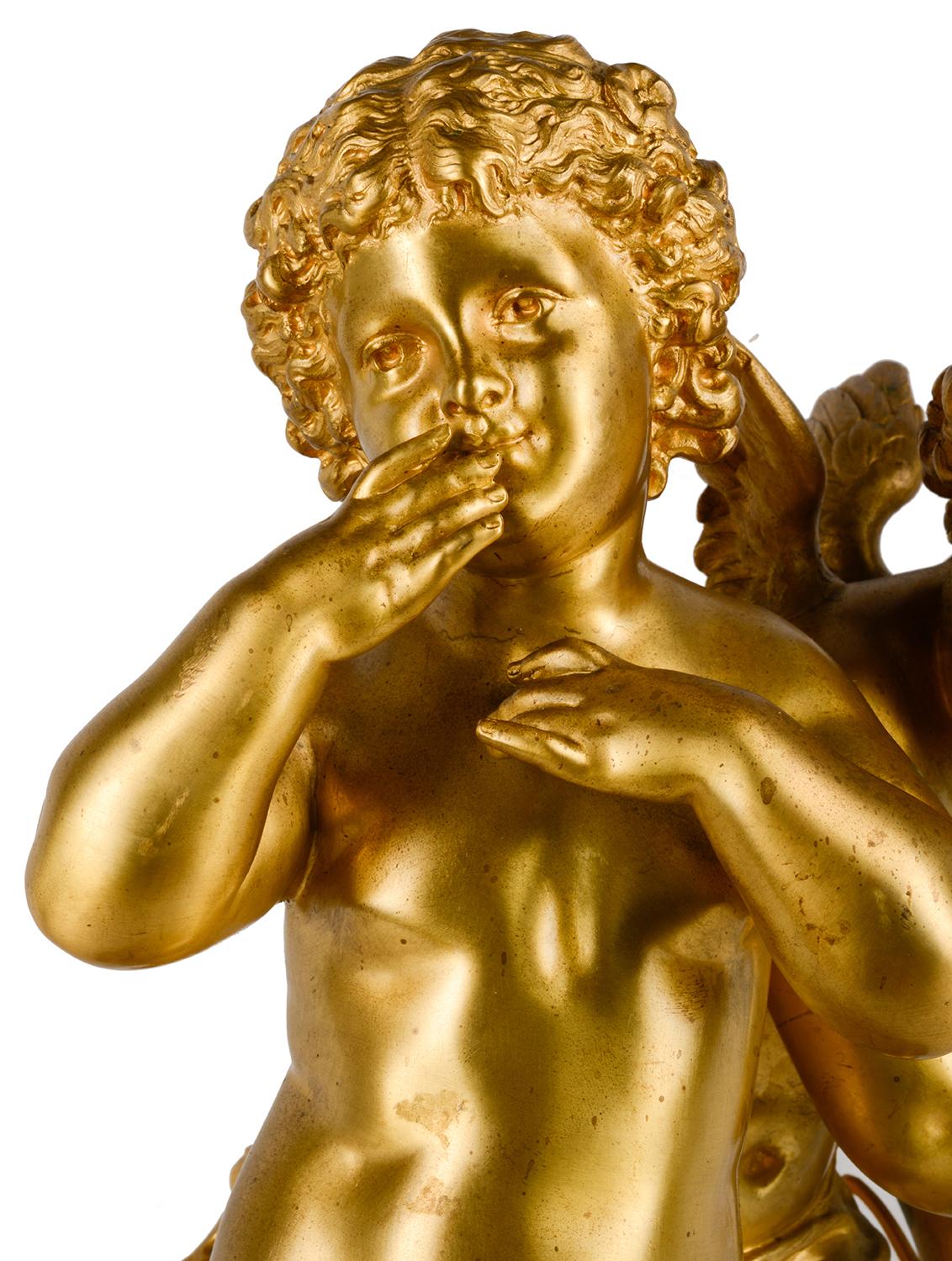 Un groupe de chérubins jouant en bronze doré de très bonne qualité, datant de la fin du 19e siècle, reposant sur une base en marbre noir. Mesures : 50cm (19.5