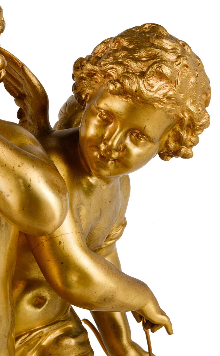Romantique Groupe classique de chérubins jouant en bronze doré du 19ème siècle en vente