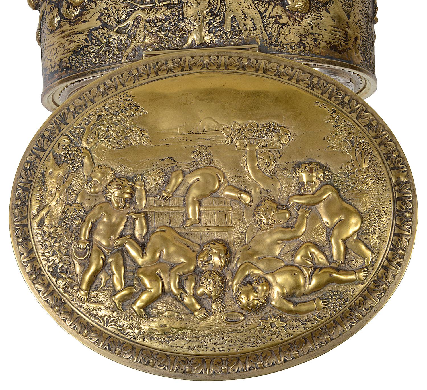 Anglais Caddy à thé classique du 19ème siècle en bronze doré et gaufré en vente