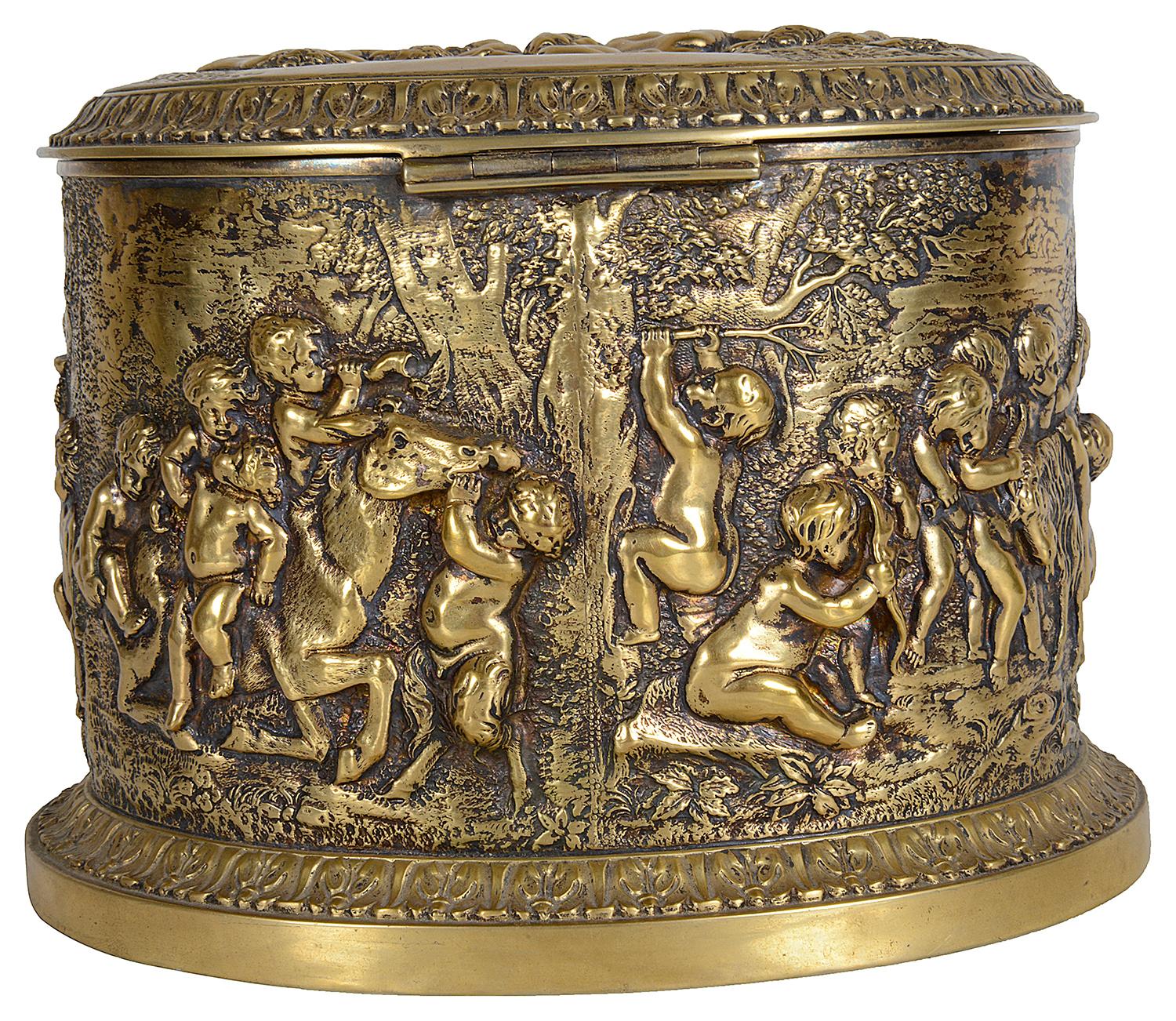 Doré Caddy à thé classique du 19ème siècle en bronze doré et gaufré en vente