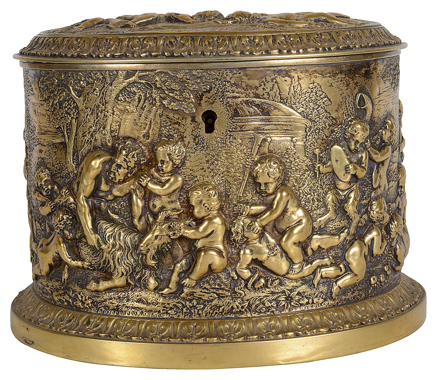 XIXe siècle Caddy à thé classique du 19ème siècle en bronze doré et gaufré en vente