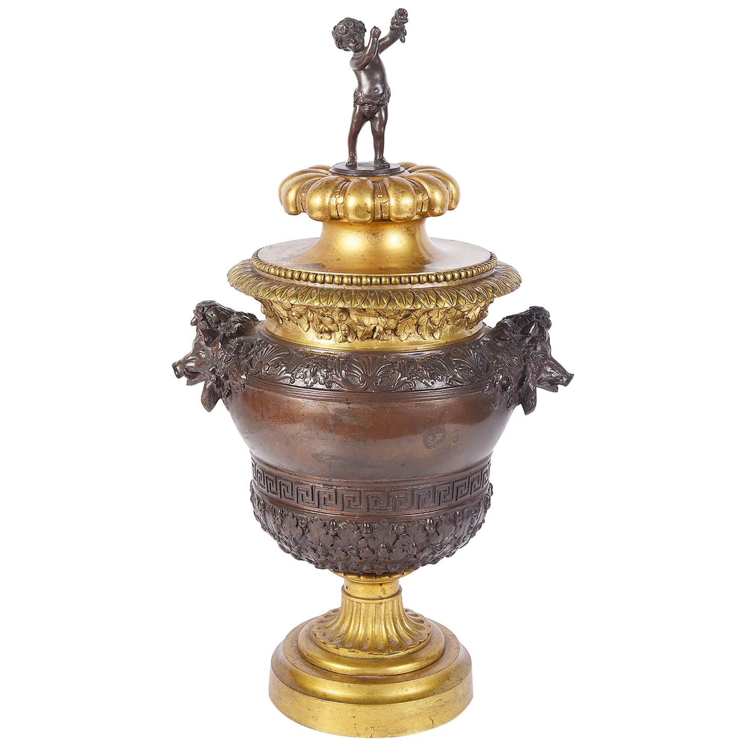 Urne classique italienne du 19ème siècle en bronze