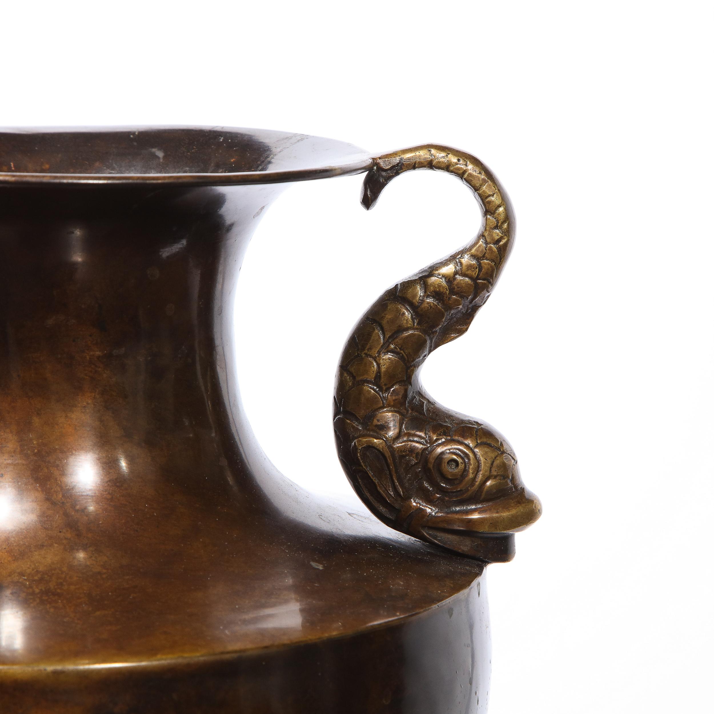 Klassische schwedische Vase in Urnenform aus Bronze des 19. Jahrhunderts mit Delphinengriffen im Meereslederstil (Neoklassisch) im Angebot