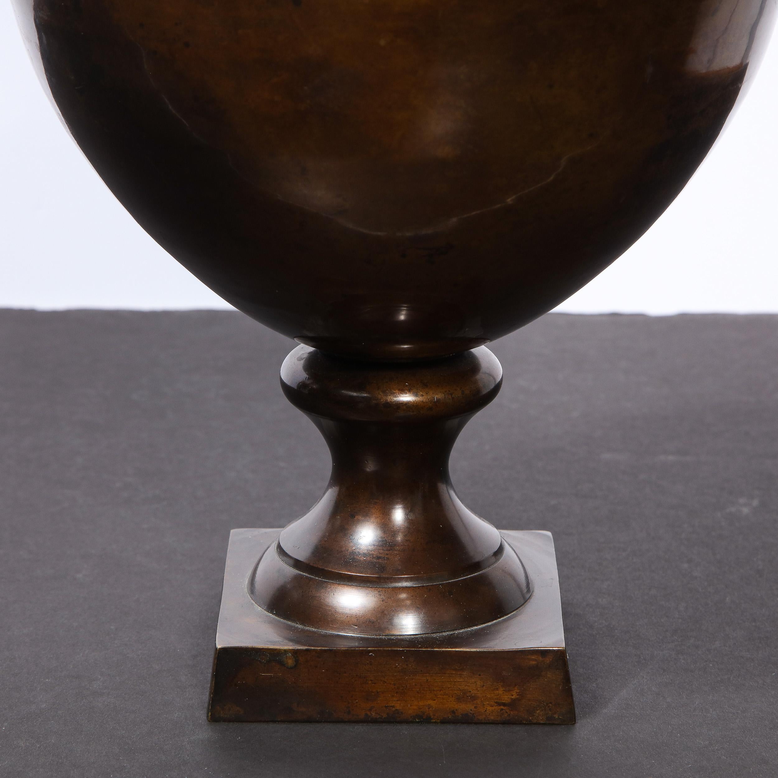 Klassische schwedische Vase in Urnenform aus Bronze des 19. Jahrhunderts mit Delphinengriffen im Meereslederstil (Schwedisch) im Angebot