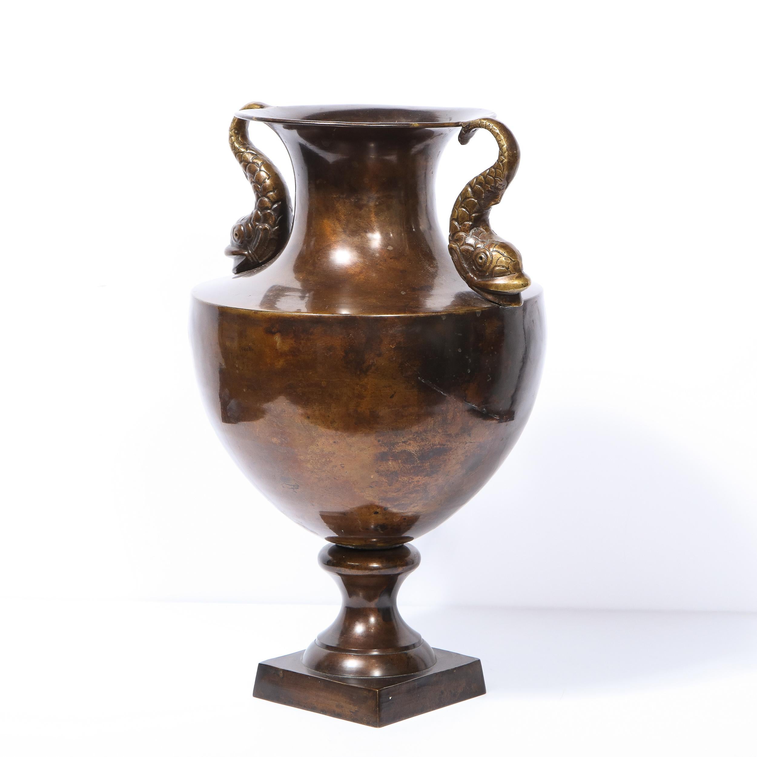 Klassische schwedische Vase in Urnenform aus Bronze des 19. Jahrhunderts mit Delphinengriffen im Meereslederstil im Angebot 1