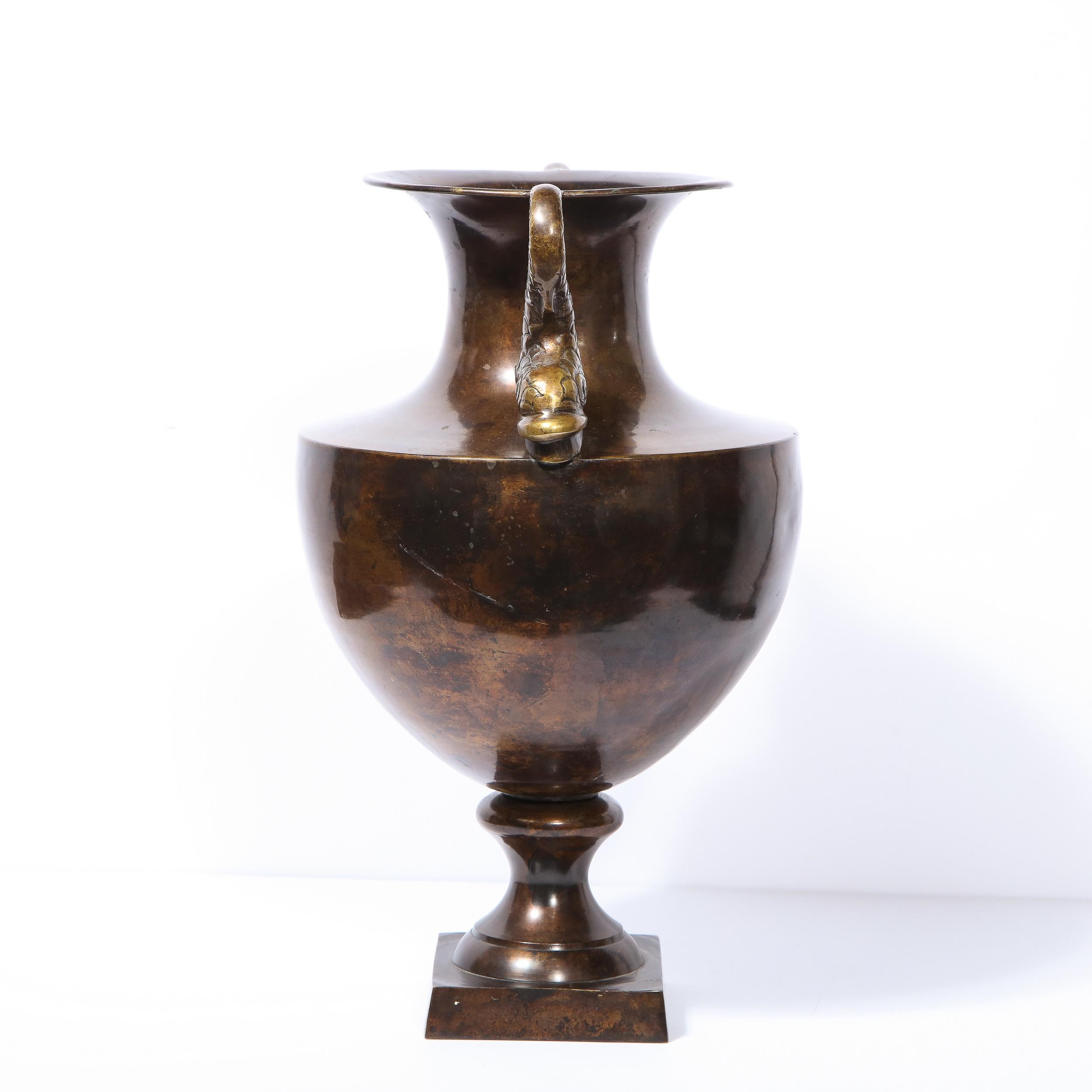 Klassische schwedische Vase in Urnenform aus Bronze des 19. Jahrhunderts mit Delphinengriffen im Meereslederstil im Angebot 2