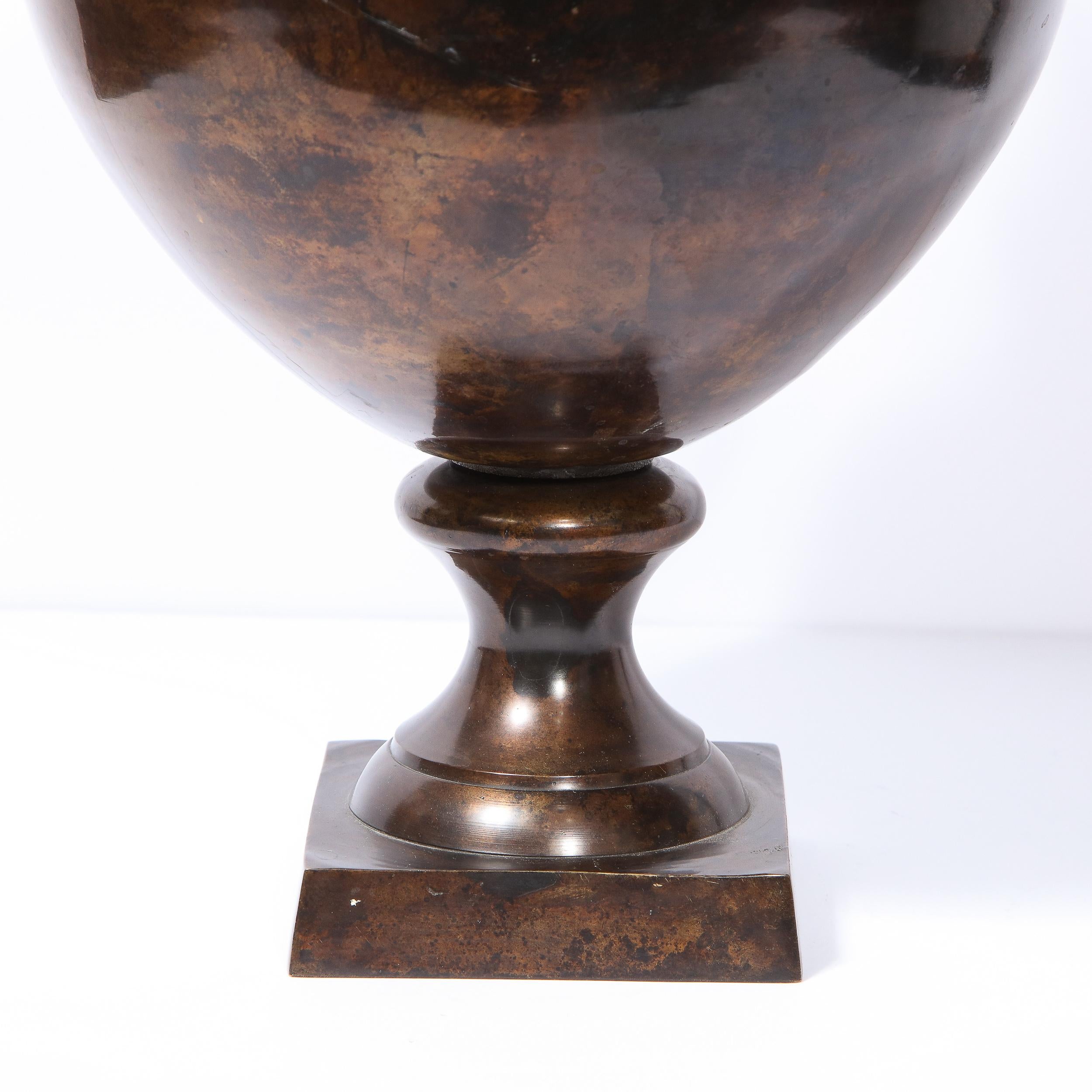Klassische schwedische Vase in Urnenform aus Bronze des 19. Jahrhunderts mit Delphinengriffen im Meereslederstil im Angebot 3