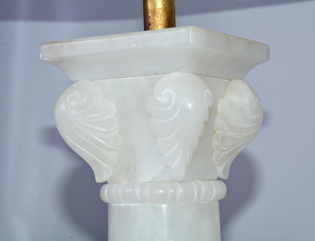 Alabaster-Säulenlampe im klassischen Stil (Handgeschnitzt) im Angebot