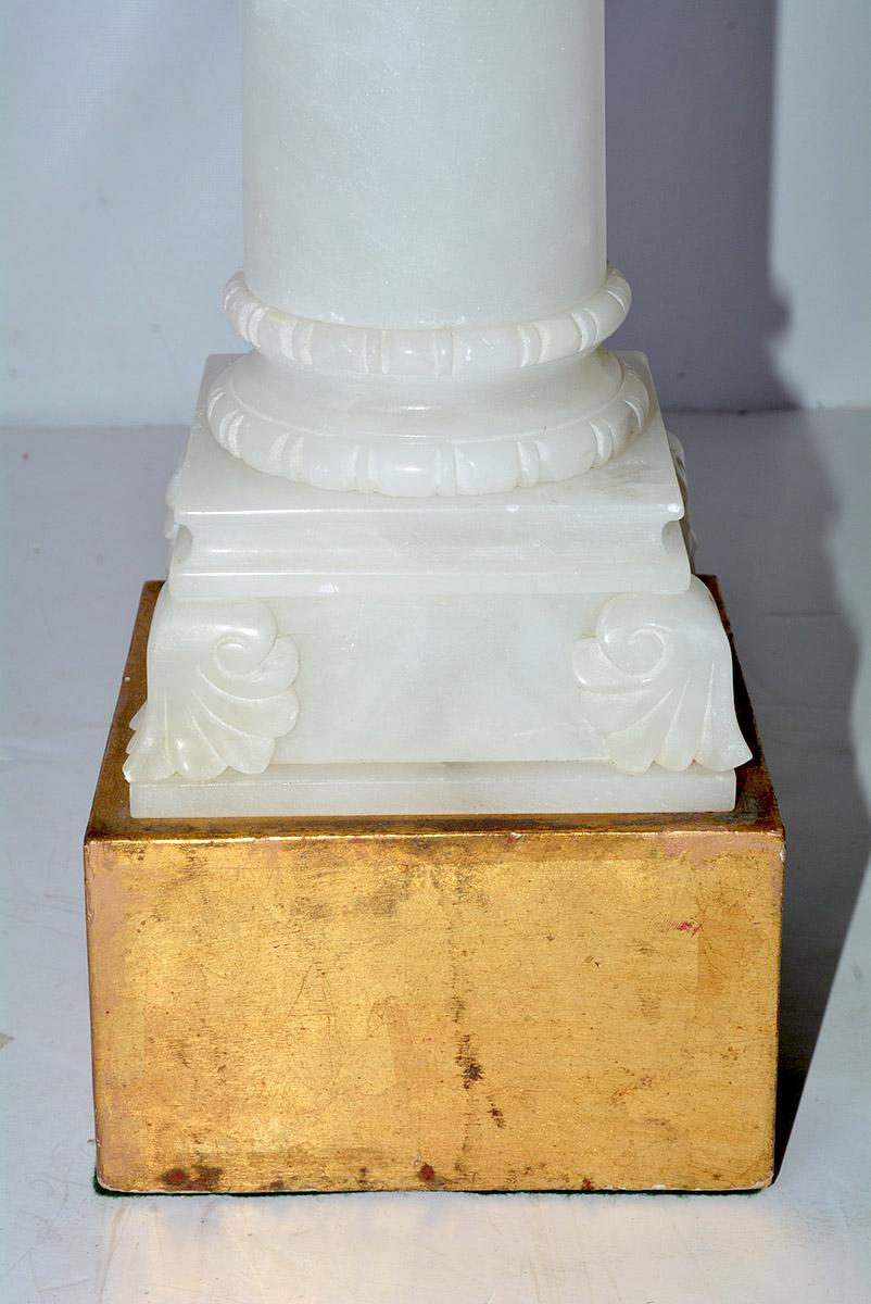 Alabaster-Säulenlampe im klassischen Stil (20. Jahrhundert) im Angebot