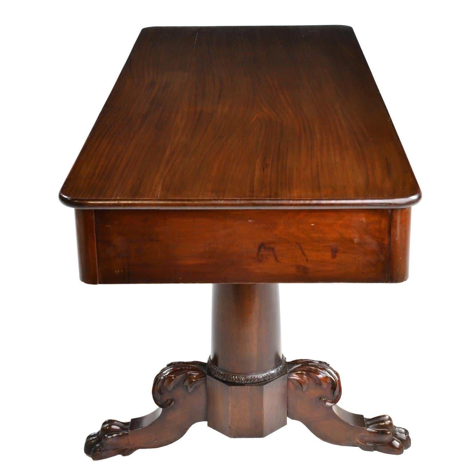 Antique Classical American Philadelphia Desk in Mahogany with Double Pedestal For Sale 1