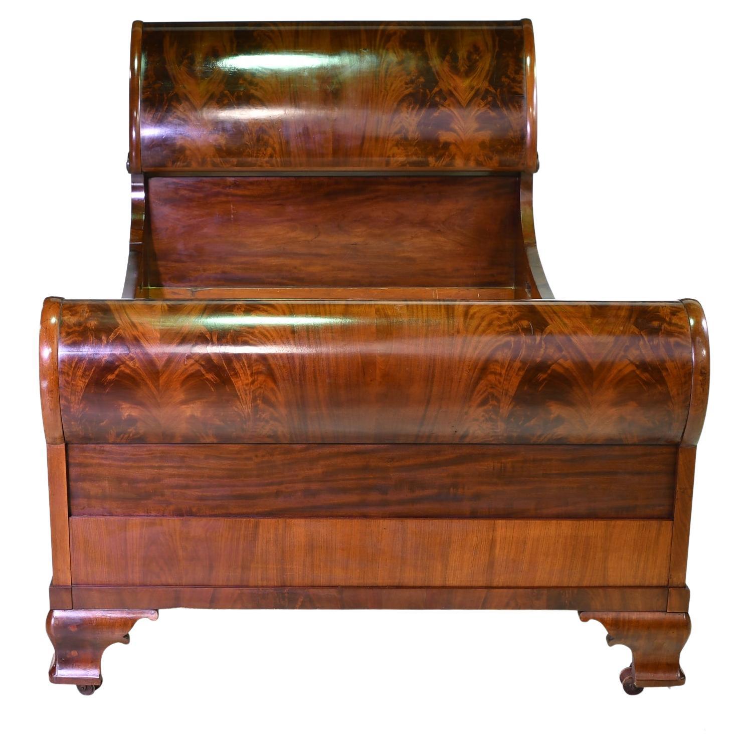An exquisite classical American gondola sleigh bed in fine West Indies mahogany from the Federal period in Philadelphia, circa 1830. Inspired by the aesthetic ideals of ancient Greek & Roman furniture popularized during the Empire & Federal period,