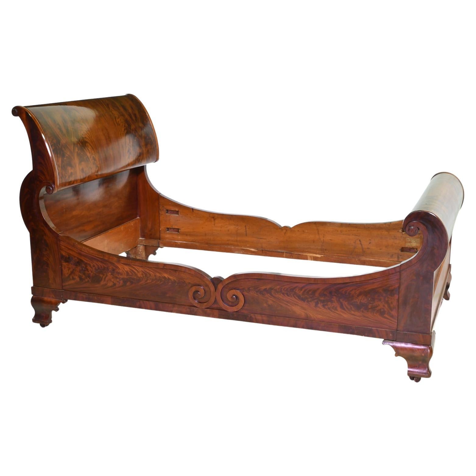 Klassisches amerikanisches Federal Gondola Schlittenbett aus Mahagoni, Philadelphia, um 1830 im Zustand „Gut“ im Angebot in Miami, FL