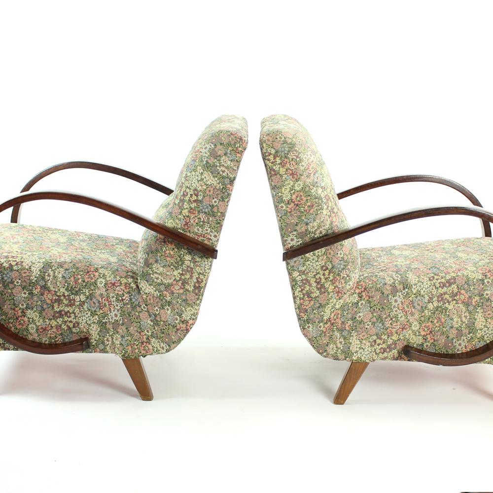 Classical Armchair by Jindrich Halabala in Original Floral Fabric, Czechia 1950s For Sale 8
