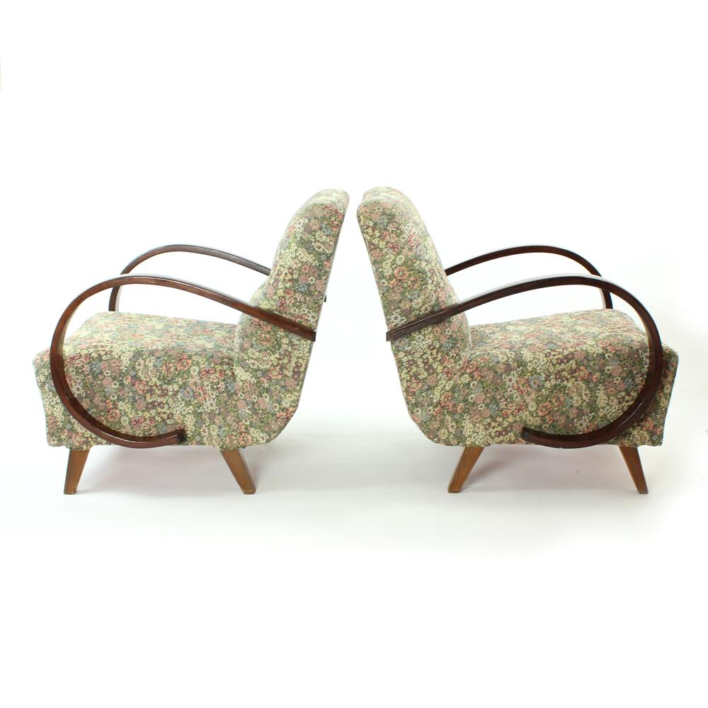 Classical Armchair by Jindrich Halabala in Original Floral Fabric, Czechia 1950s For Sale 9