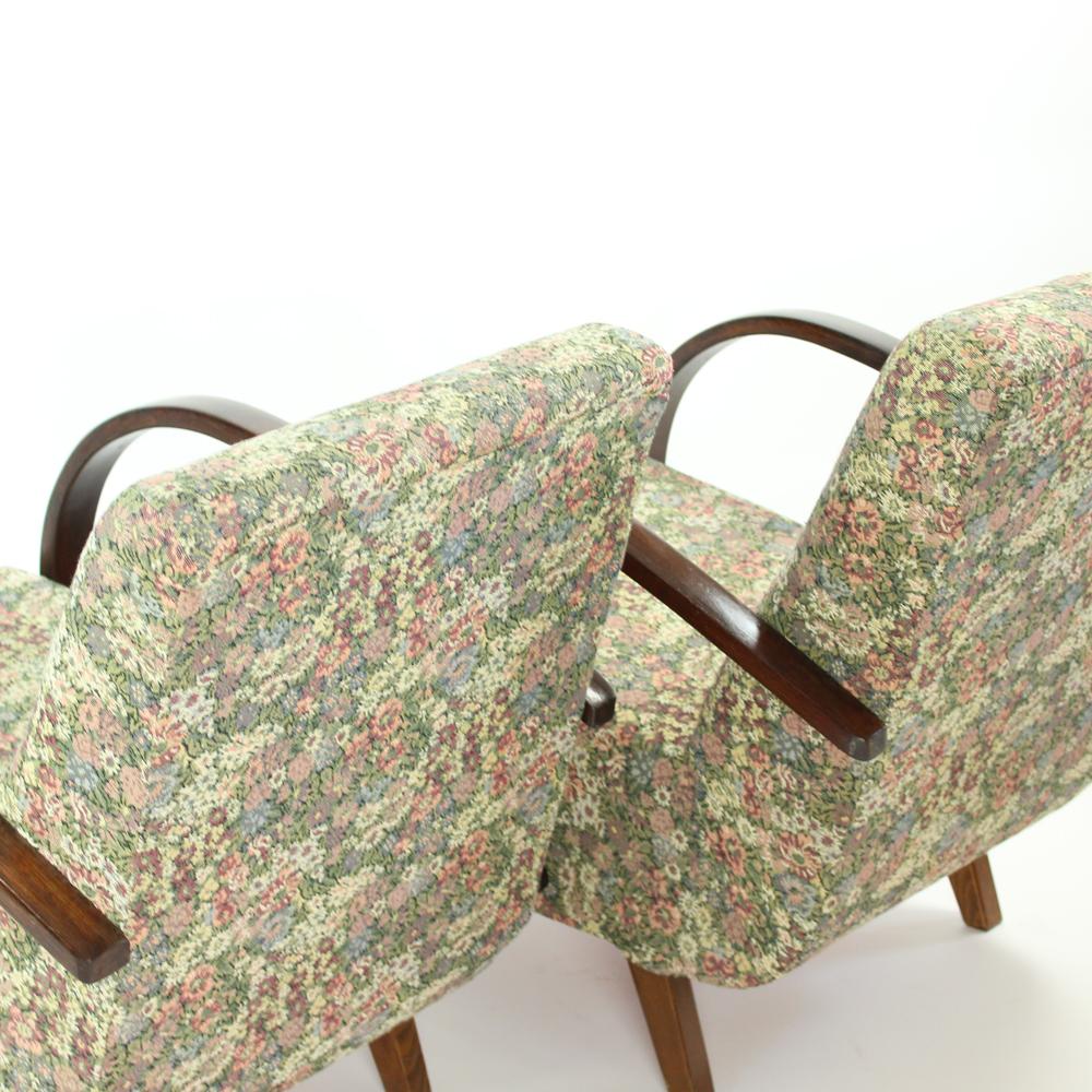 Classical Armchair by Jindrich Halabala in Original Floral Fabric, Czechia 1950s For Sale 11