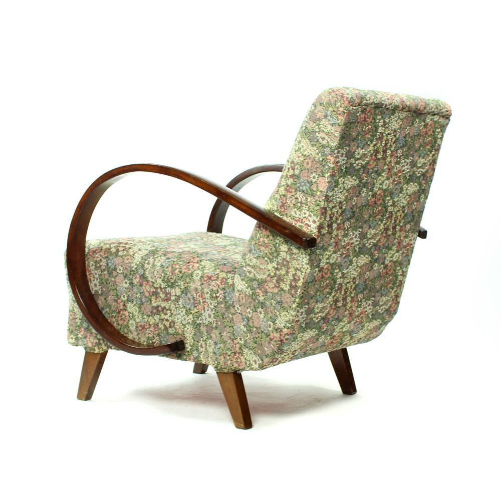 Classical Armchair by Jindrich Halabala in Original Floral Fabric, Czechia 1950s In Good Condition For Sale In Zohor, SK