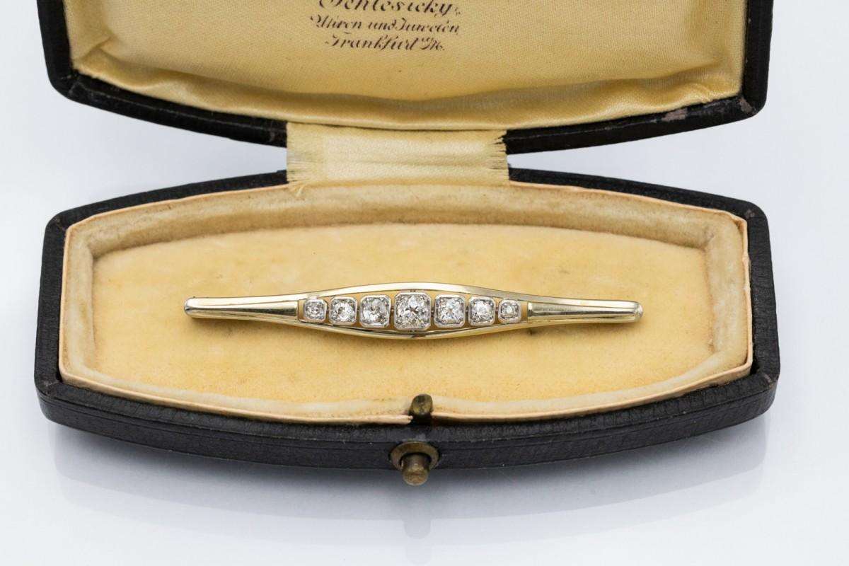Timeless elongated brooch made of 18-karat yellow gold (0.750 fineness) and platinum elements.

Brooch decorated with 7 diamonds in old european brilliant cut with a total weight of approx. 0.80 ct (G-I color, SI1-I1 clarity).

Origin: Germany,