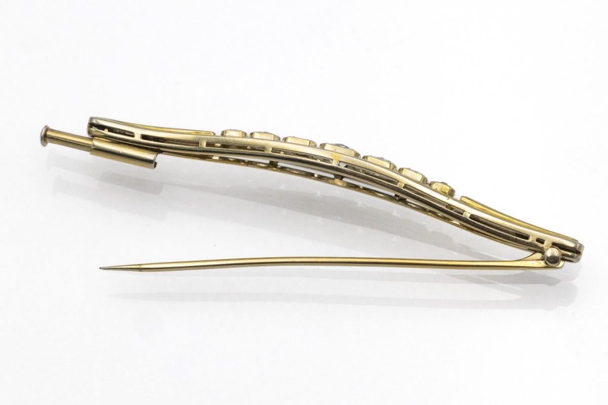 Art Deco Classical bar gold brooch with Old-European 0.80ct brilliant-cut diamonds, 1940s For Sale