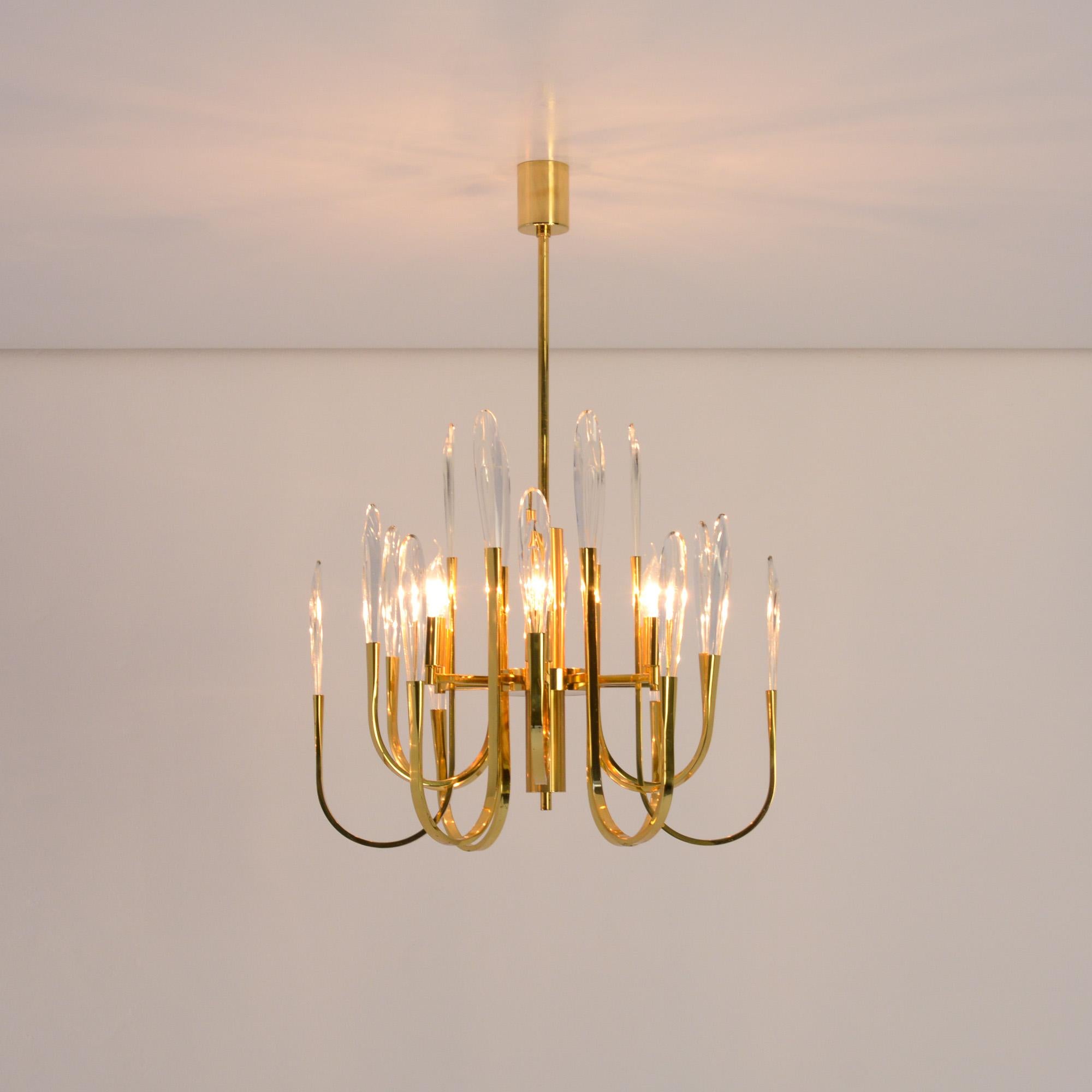 This classical chandelier was created and manufactured by Boulanger in Belgium.
This high quality made chandelier in brass is finished with crystal glass leaves that create a fairylike effect.
It is an amazing chandelier in very good condition and