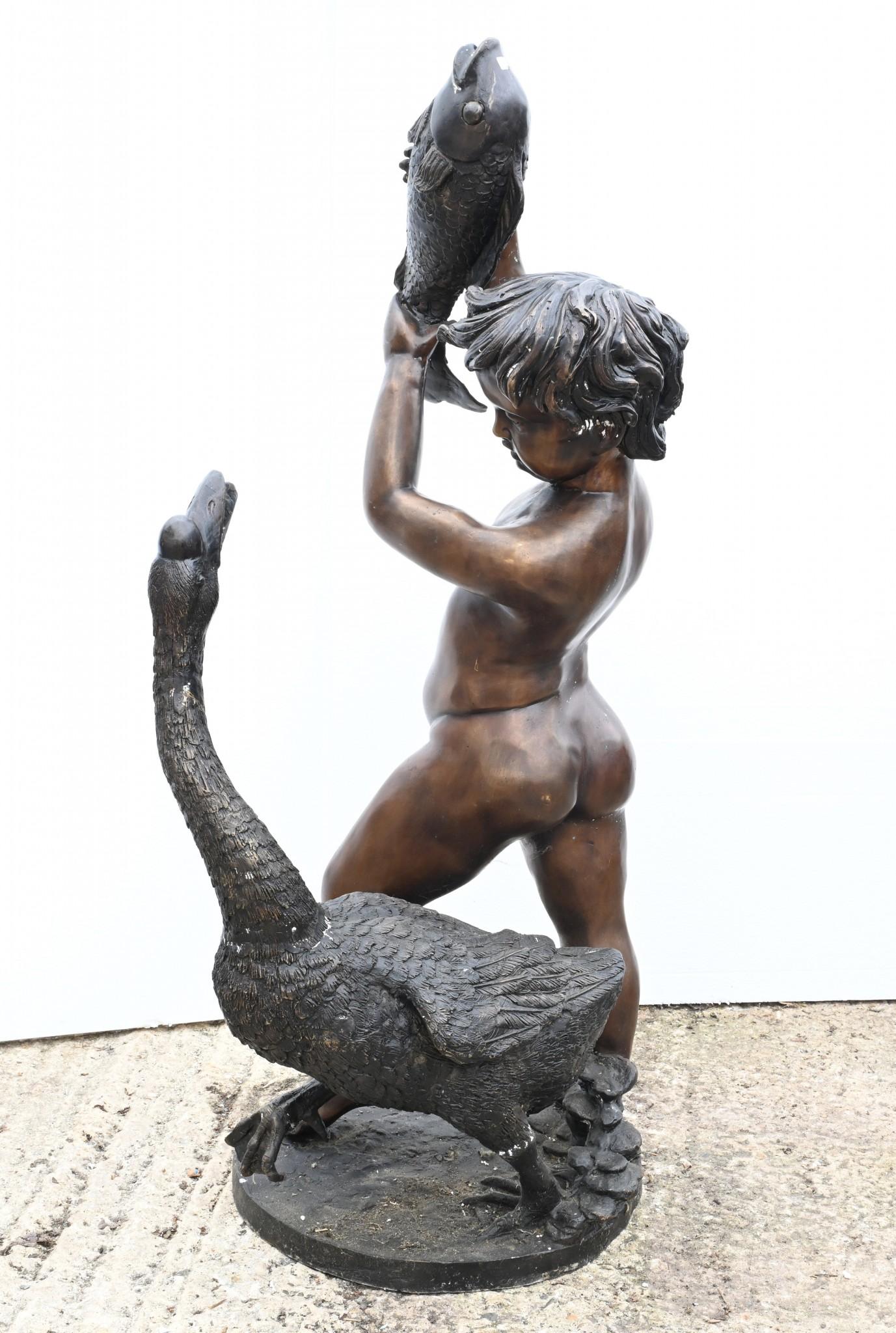 Statua da giardino classica in bronzo Cherub Fountain Fish Geese In condizioni buone in vendita a Potters Bar, GB