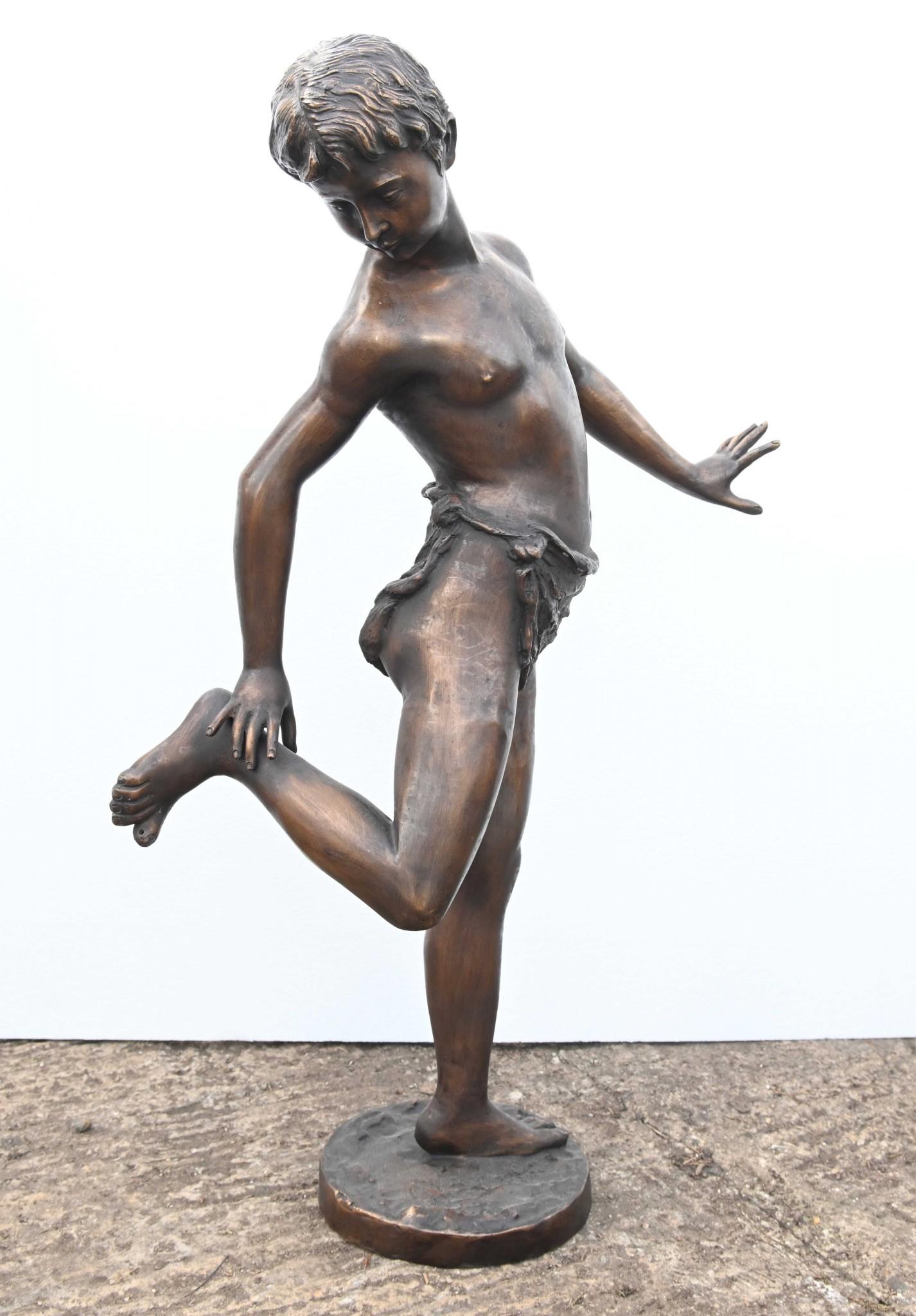 Statue décorative en bronze d'un jeune garçon pêchant le crabe et d'un crabe lui mordant l'orteil
Cette statue en bronze possède une magnifique patine et peut être placée à l'extérieur ou à l'intérieur
Circa 1950s
Venez voir ce véhicule dans notre
