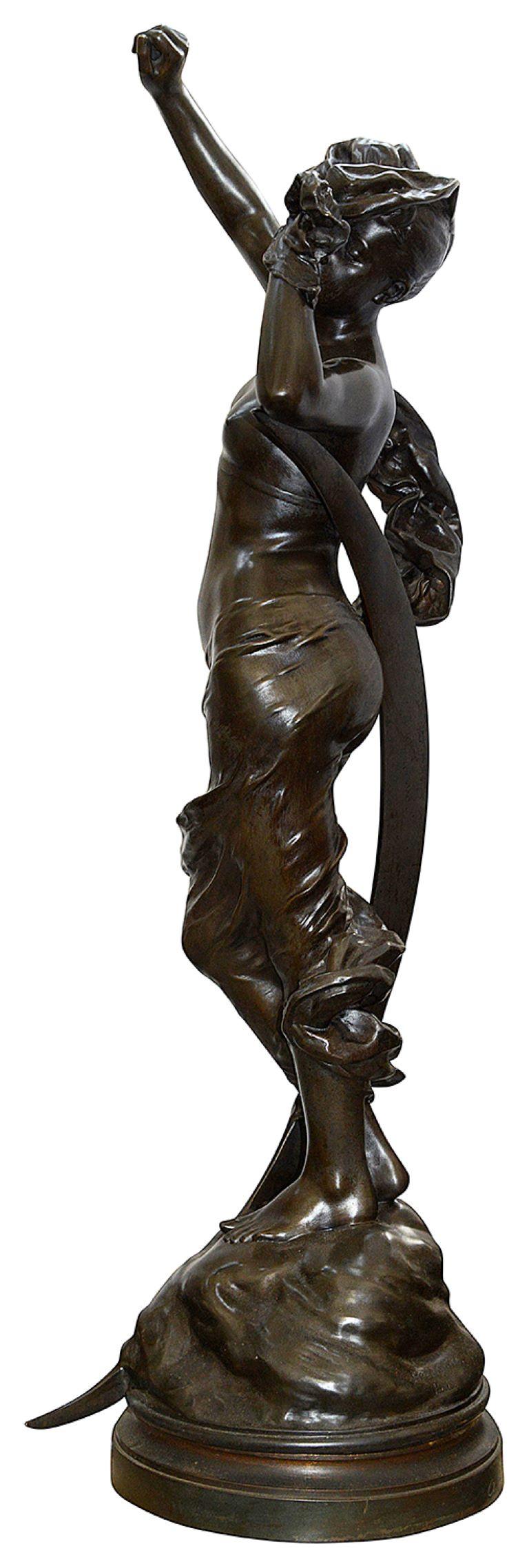 Statue en bronze de très bonne qualité datant de la fin du XIXe siècle, représentant une jeune fille semi-vêtue, les bras tendus, debout devant le croissant de lune.
Signé ; Henri HENRY. Henri HENRY a fondé son entreprise en 1845. Il a acquis une