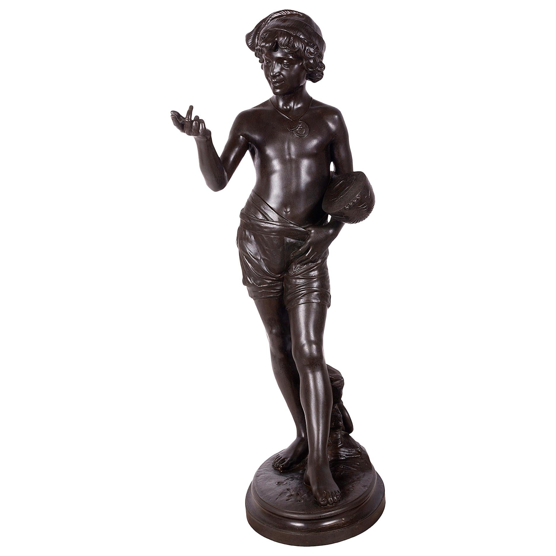 Estatua clásica de bronce de un niño con una mandolina en la mano, hacia 1880