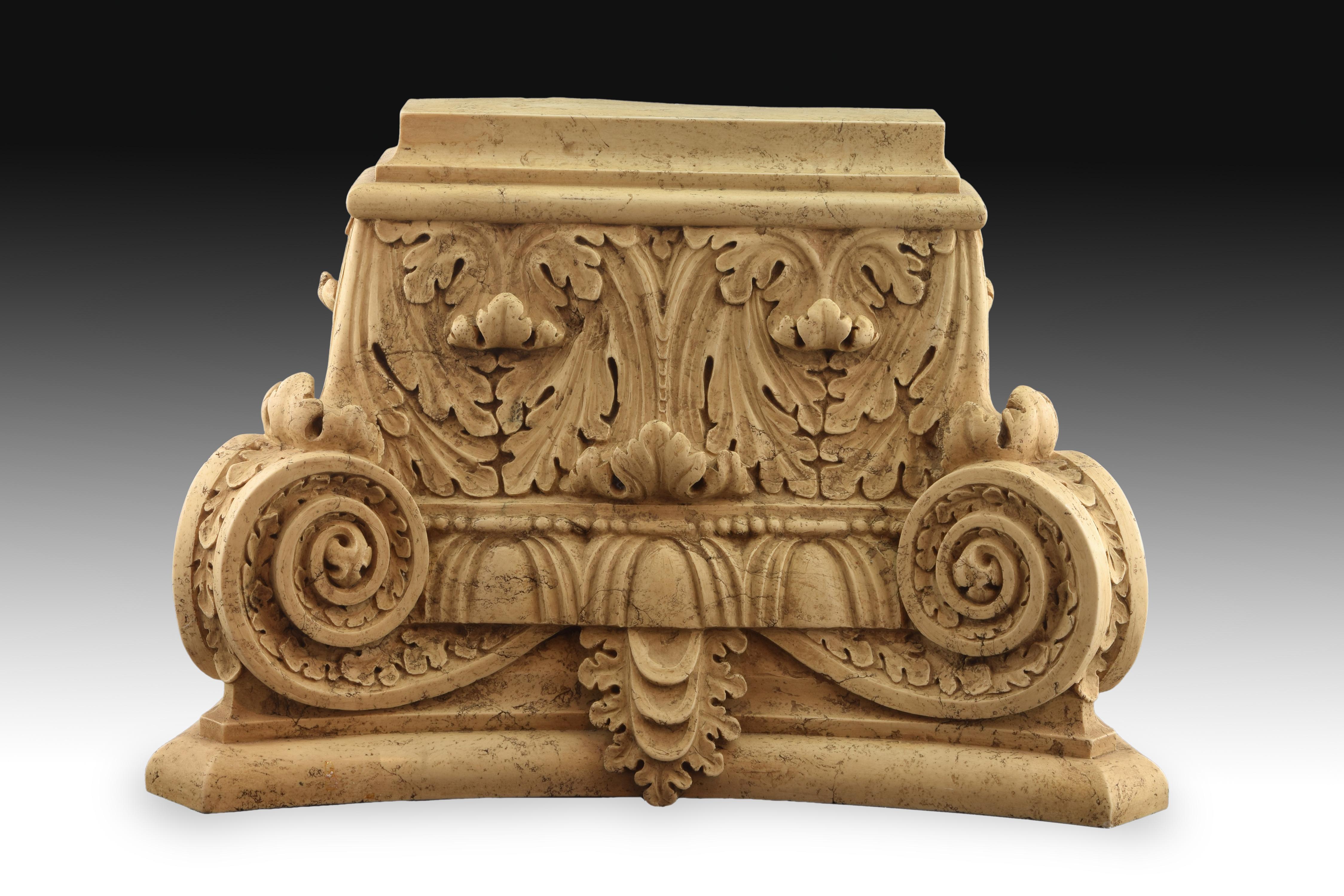 Classical style capital. Modeled alabaster (resins and silica gel composition). 20th century.
Architectural capital composed of a series of smooth moldings above and below, and rows of acanthus leaves carved under scrolls decorated with plant