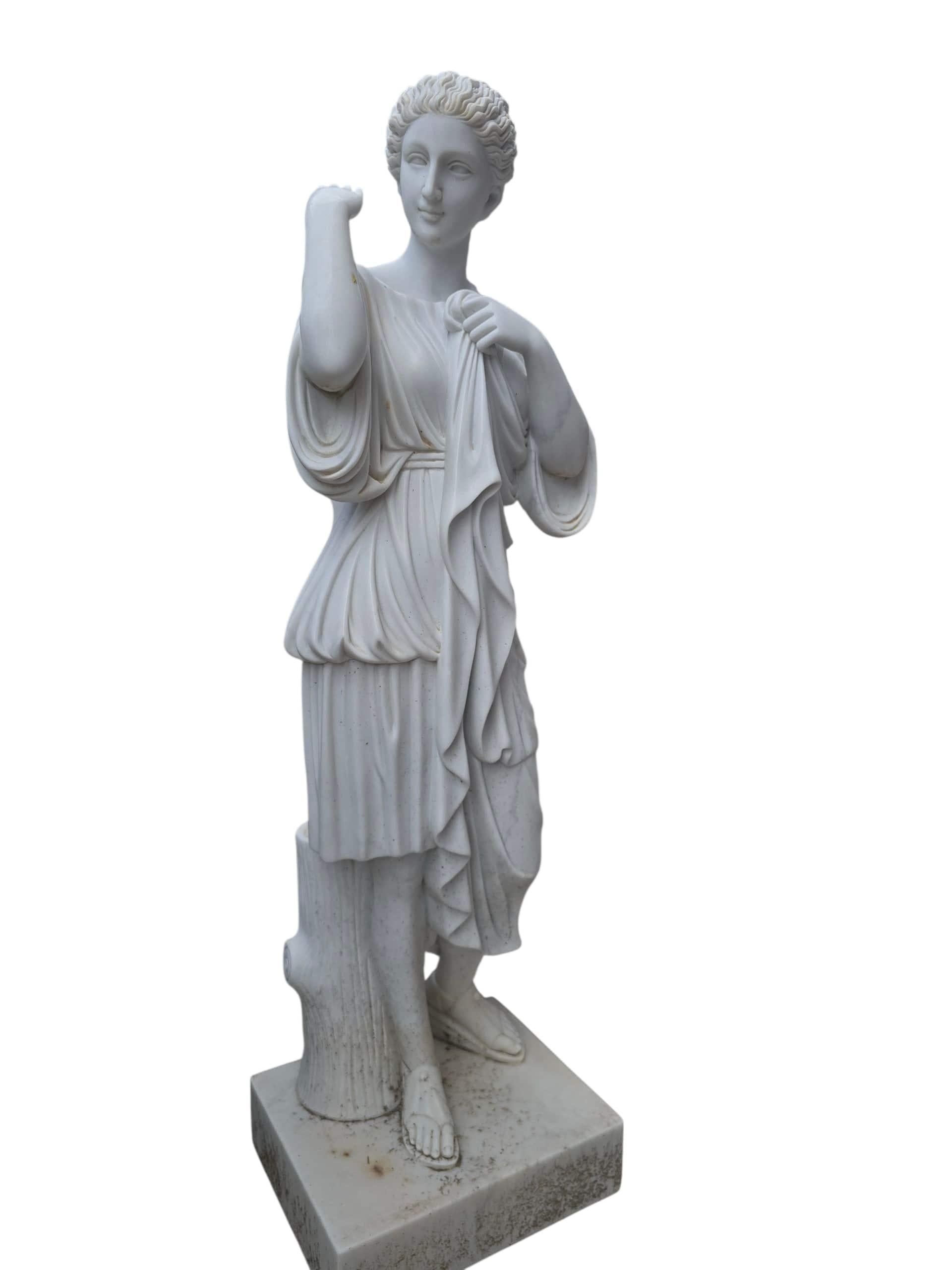 Escultura clásica de mármol de Carrara de Diana, Italia, siglo XX en Bueno estado para la venta en Madrid, ES