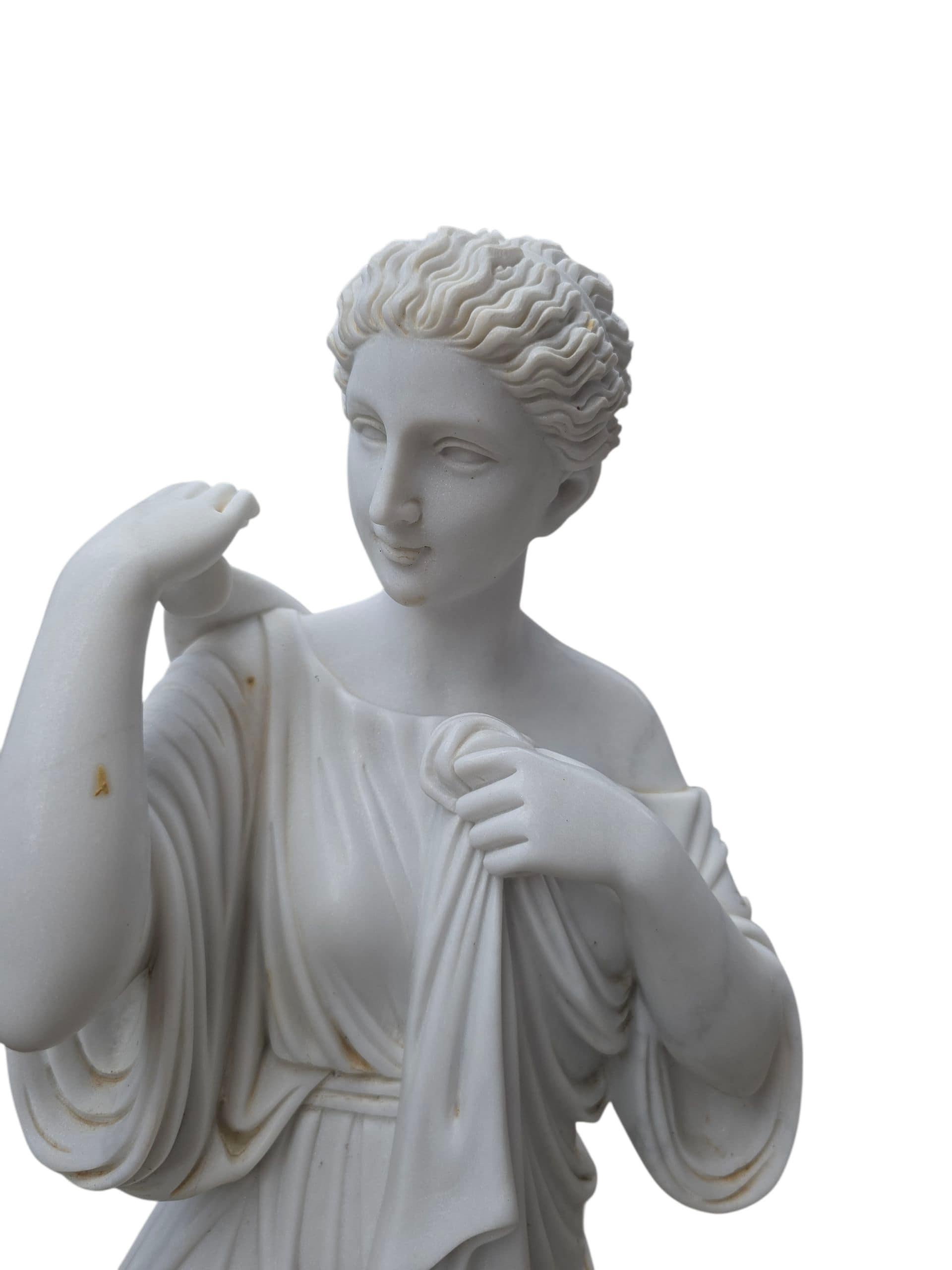 Escultura clásica de mármol de Carrara de Diana, Italia, siglo XX mediados del siglo XX en venta