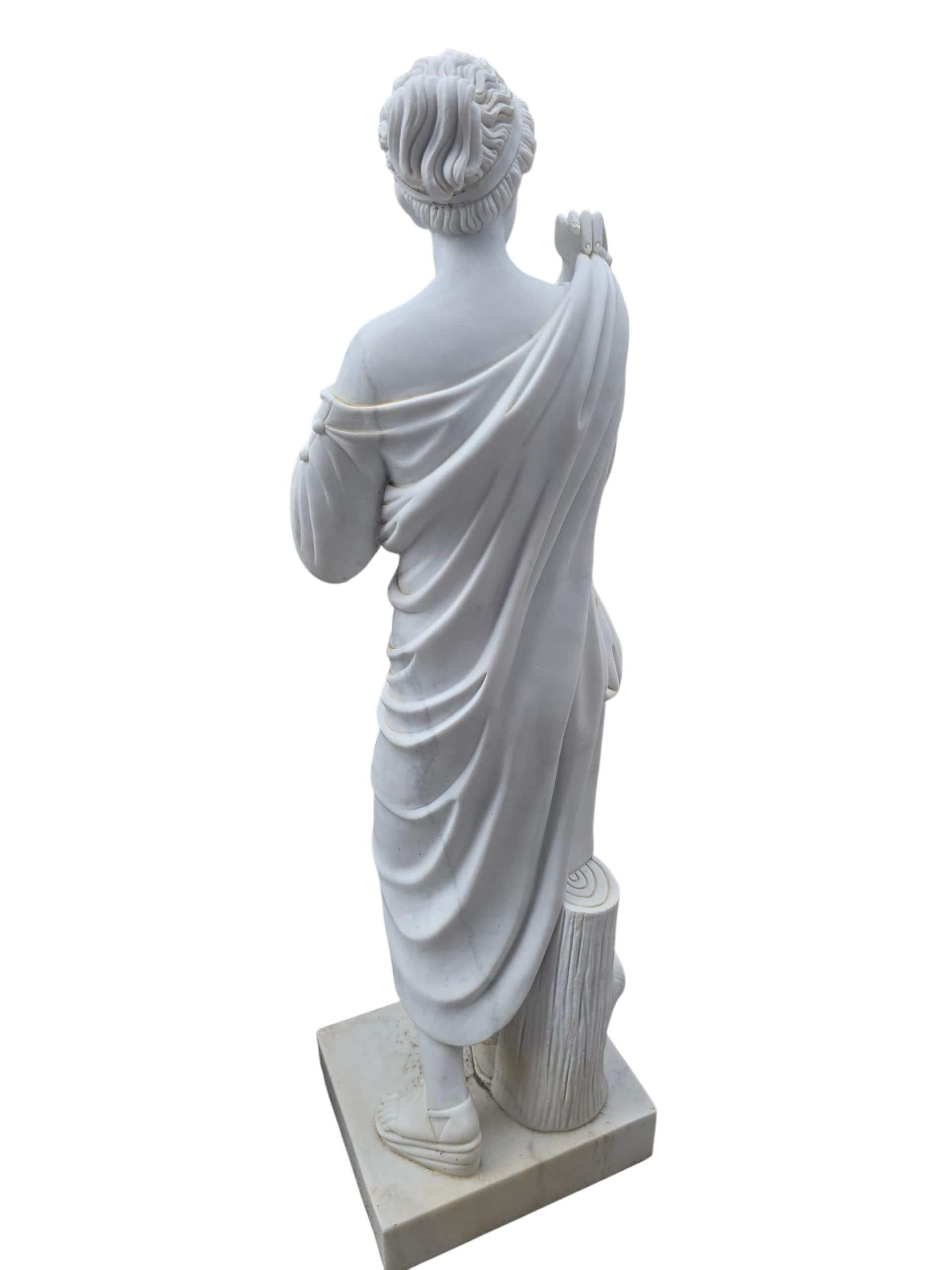 Escultura clásica de mármol de Carrara de Diana, Italia, siglo XX en venta 2