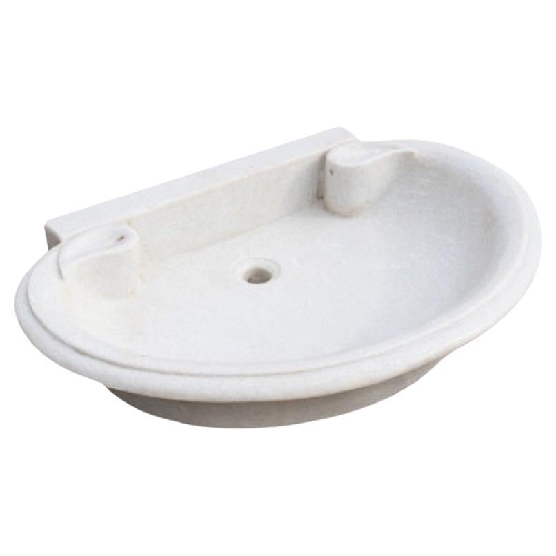Questo bellissimo lavello classico italiano senza tempo è ricavato da un unico blocco di marmo bianco di Carrara, il cui design non è cambiato dai tempi dei Greci e dei Romani, e che ha un superbo valore artistico che si adatta facilmente a edifici