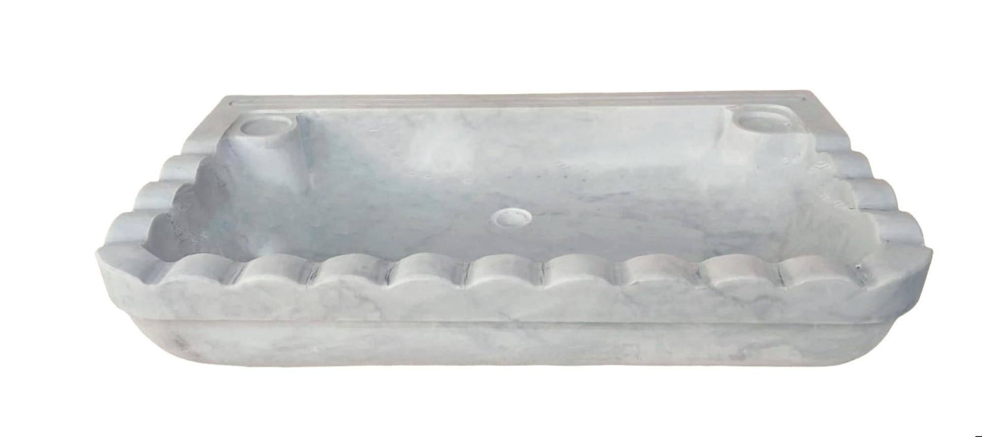 Dieses Waschbecken aus Carrara-Marmor wird in Italien aus dem tatsächlichen Marmor aus den Carrara-Minen außerhalb von Carrara selbst hergestellt. Das Design wurde von einem Originalmodell übernommen, das in Griechenland gefunden wurde, und es wurde