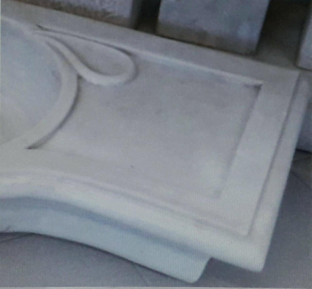 Classic Style geschnitzter Marmor Stone Waschbecken 
Dieses zeitlos schöne, klassische italienische Waschbecken wird aus einem einzigen Block weißen Marmors geschnitten, dessen Design sich seit der griechischen und römischen Zeit nicht mehr
