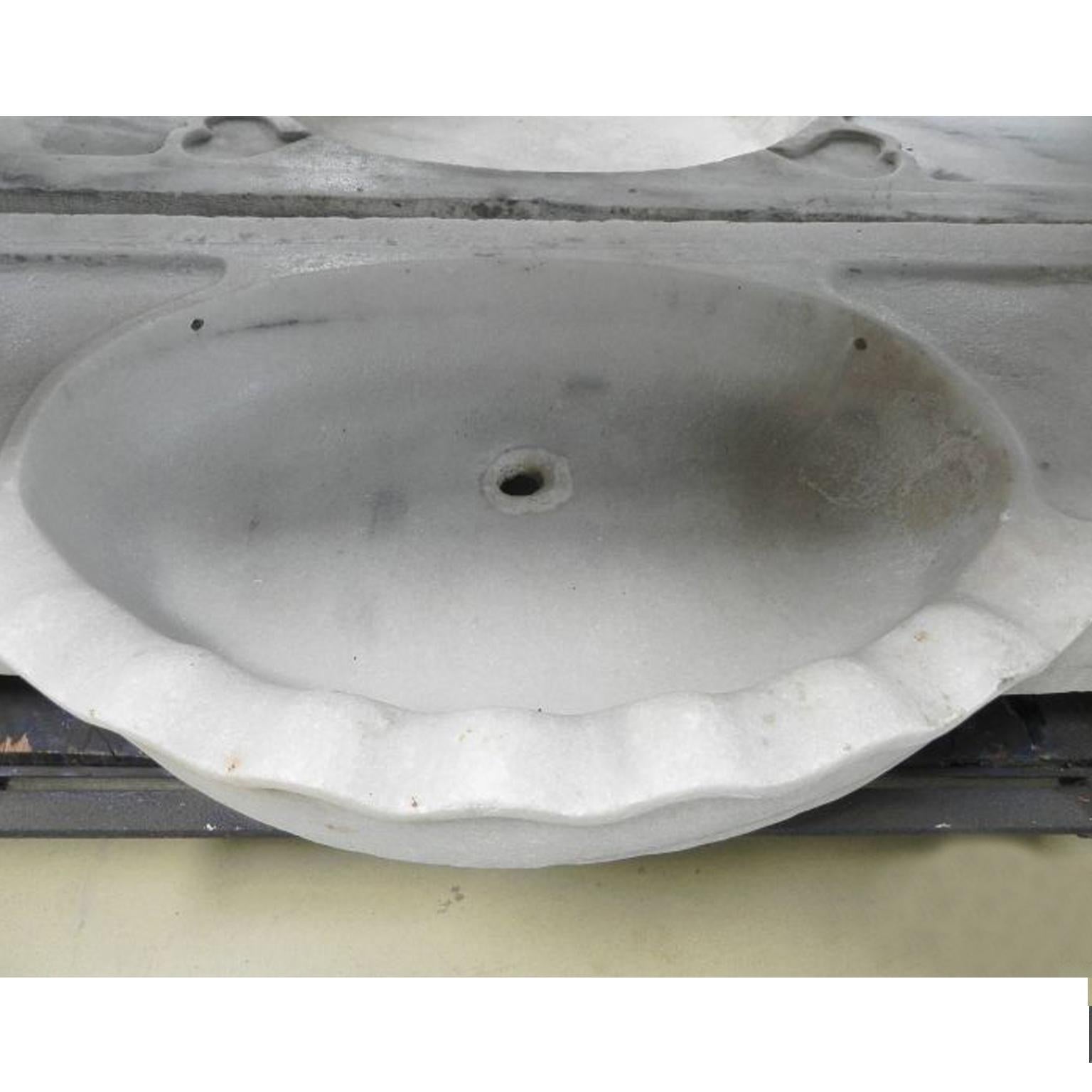 This timeless Italian classical sink is cut from one single block of white marble, these designs have not changed since Greek and Roman times, it carries superb artistic merit easily fitting in with old and new buildings.
It also makes an excellent