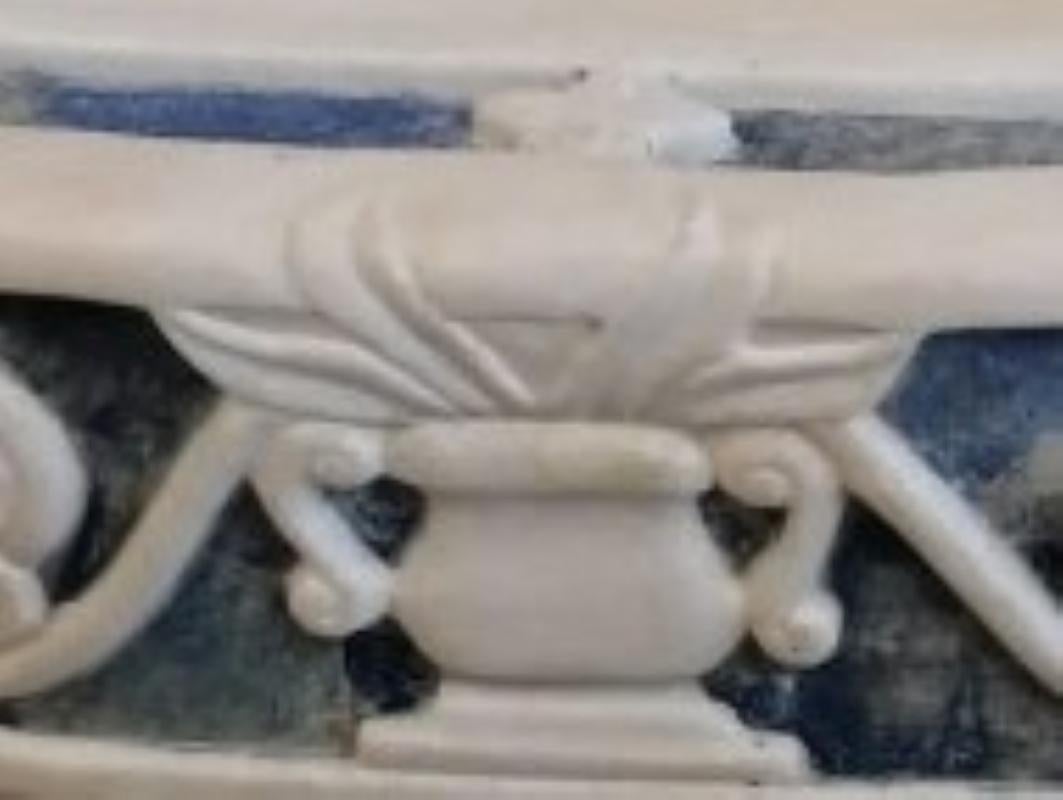 Dieses zeitlos schöne, klassische italienische Waschbecken wird aus einem einzigen Block weißen Marmors geschnitten, dessen Design sich seit der griechischen und römischen Zeit nicht mehr verändert hat und das sich hervorragend in alte und neue