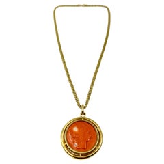 Collar Medallón Amuleto Clásico Tallado Coral Rojo Oro 18K Doble Cara