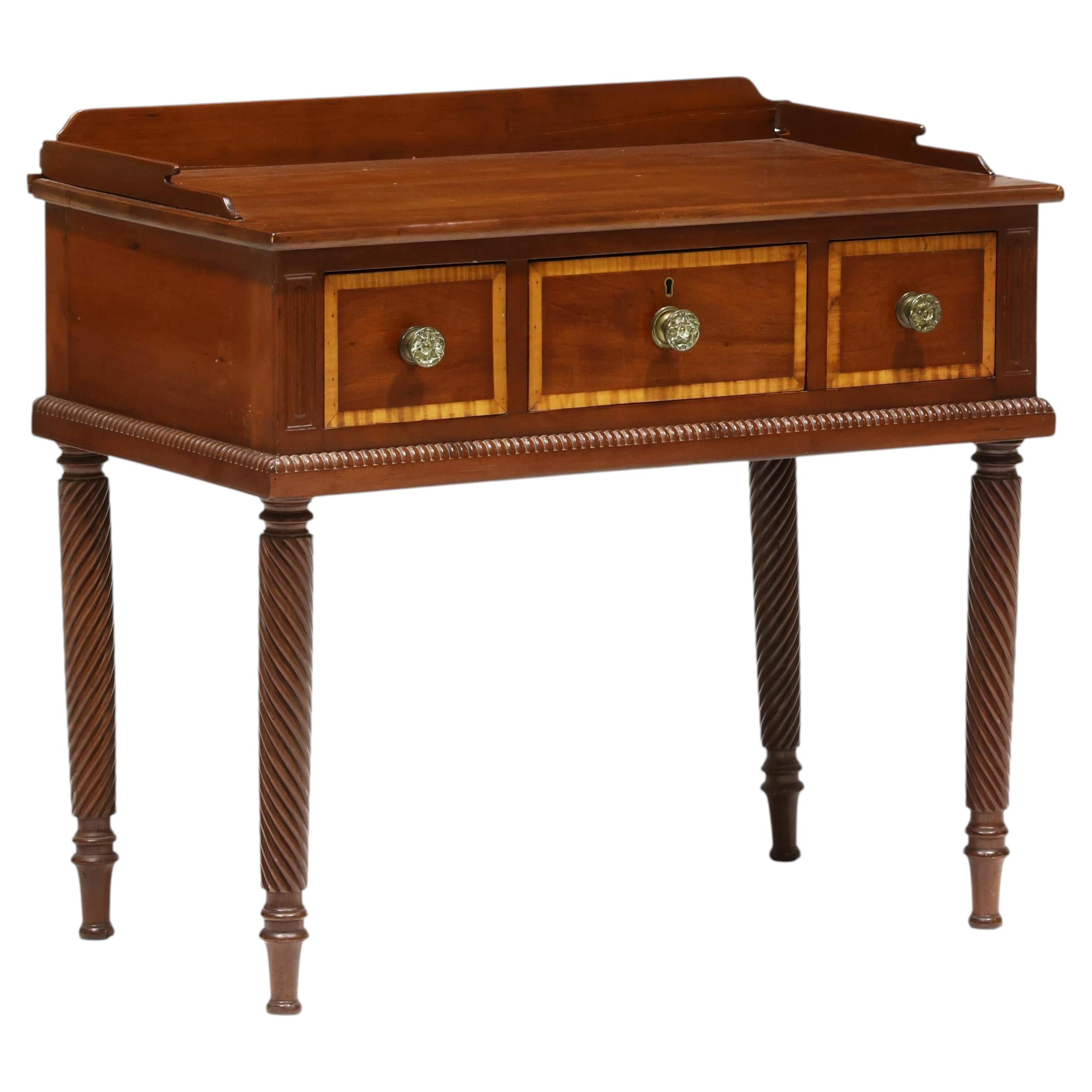 Servidor / Mesa de Trabajo Clásico de Cerezo con Incrustaciones, Circa 1820 en venta