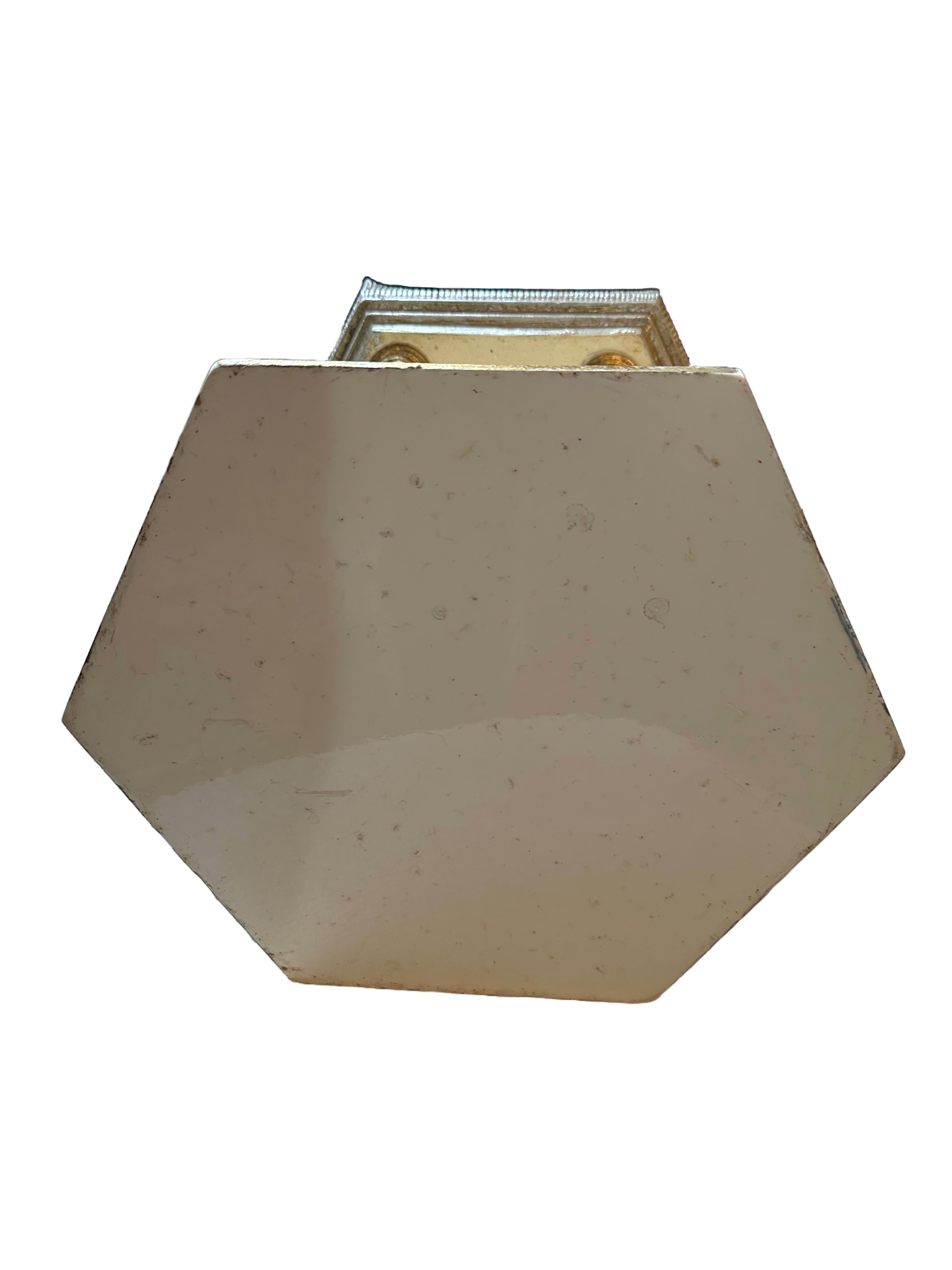 Un élégant modèle de pavillon de jardin de style chinoiserie classique avec un dôme et des accents dorés. Structure en bois peinte en blanc. Soutenu par six colonnes avec des garnitures et des accents dorés à la base de chaque support et au bord de