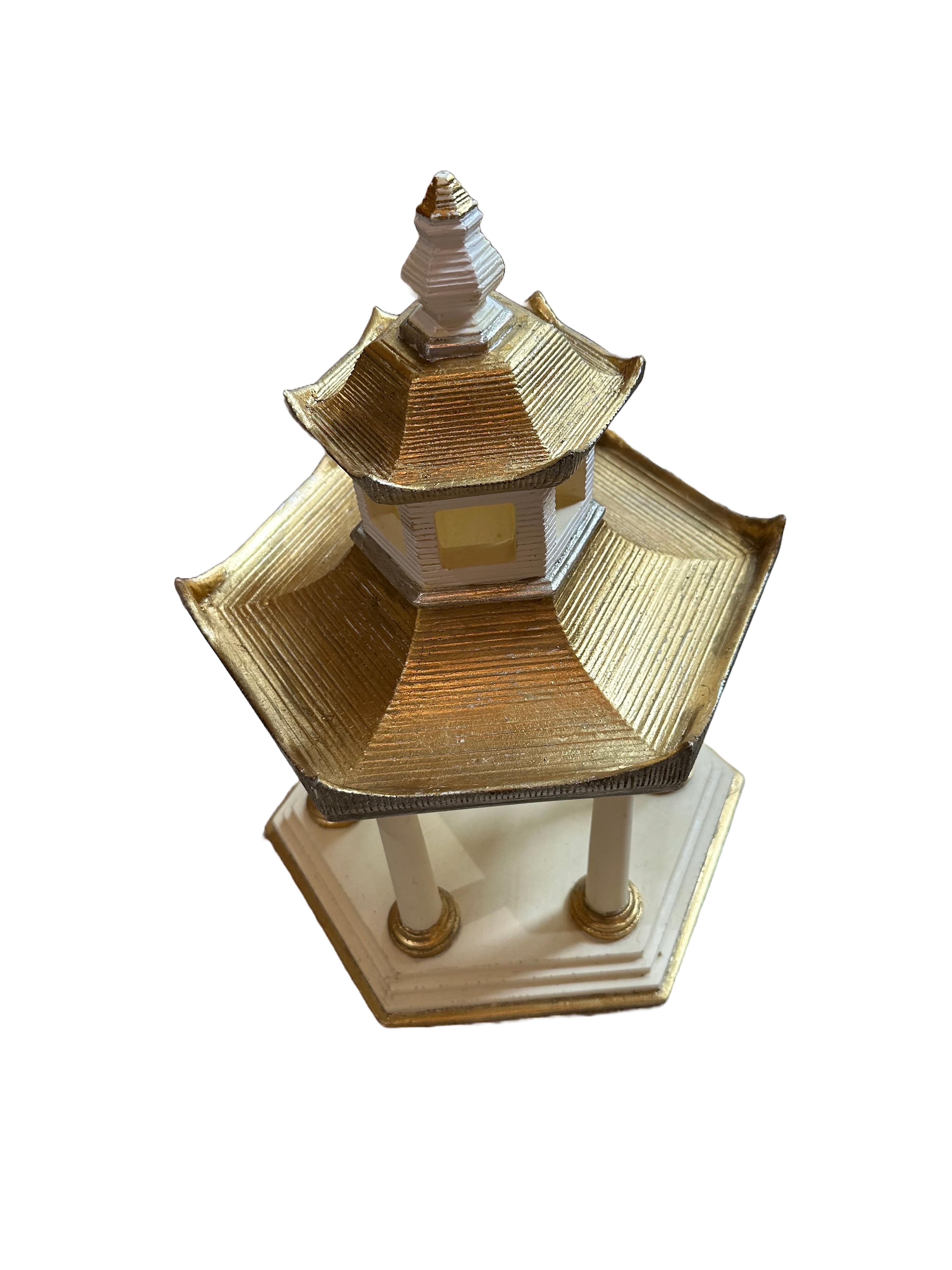 Américain Modèle de pavillon de jardin de style chinois classique avec dôme doré en vente