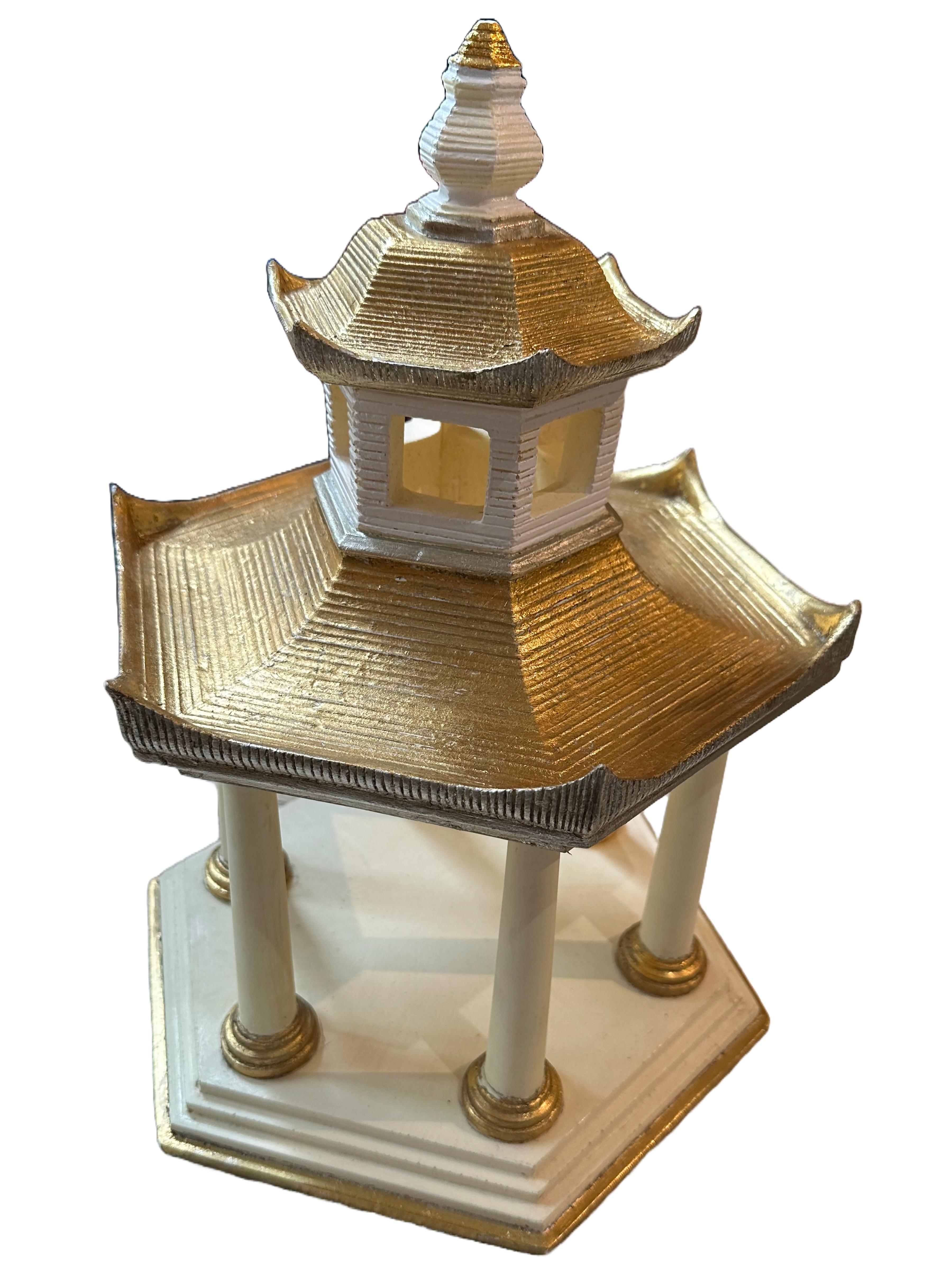 Doré Modèle de pavillon de jardin de style chinois classique avec dôme doré en vente