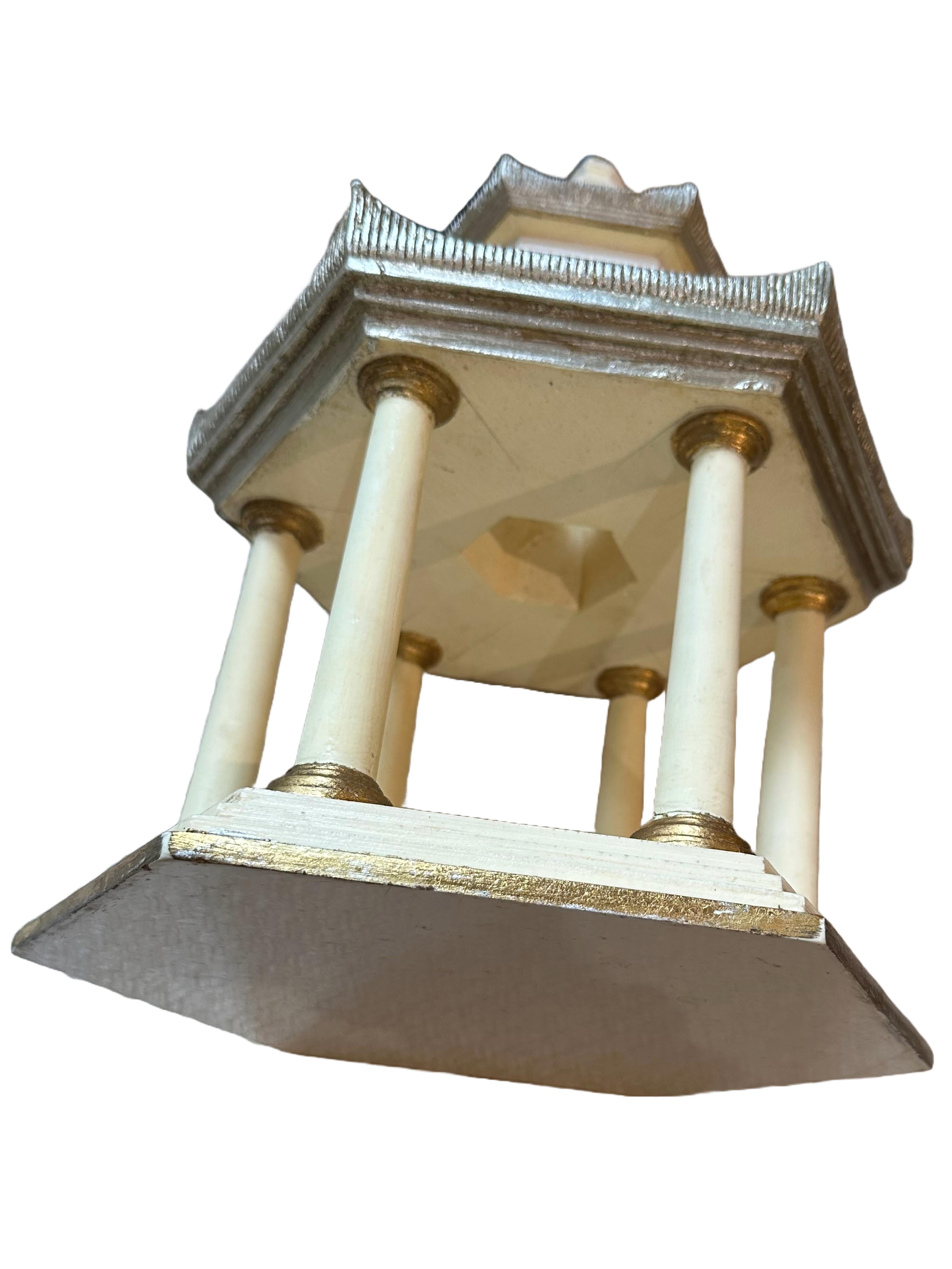 Modèle de pavillon de jardin de style chinois classique avec dôme doré Bon état - En vente à Dallas, TX