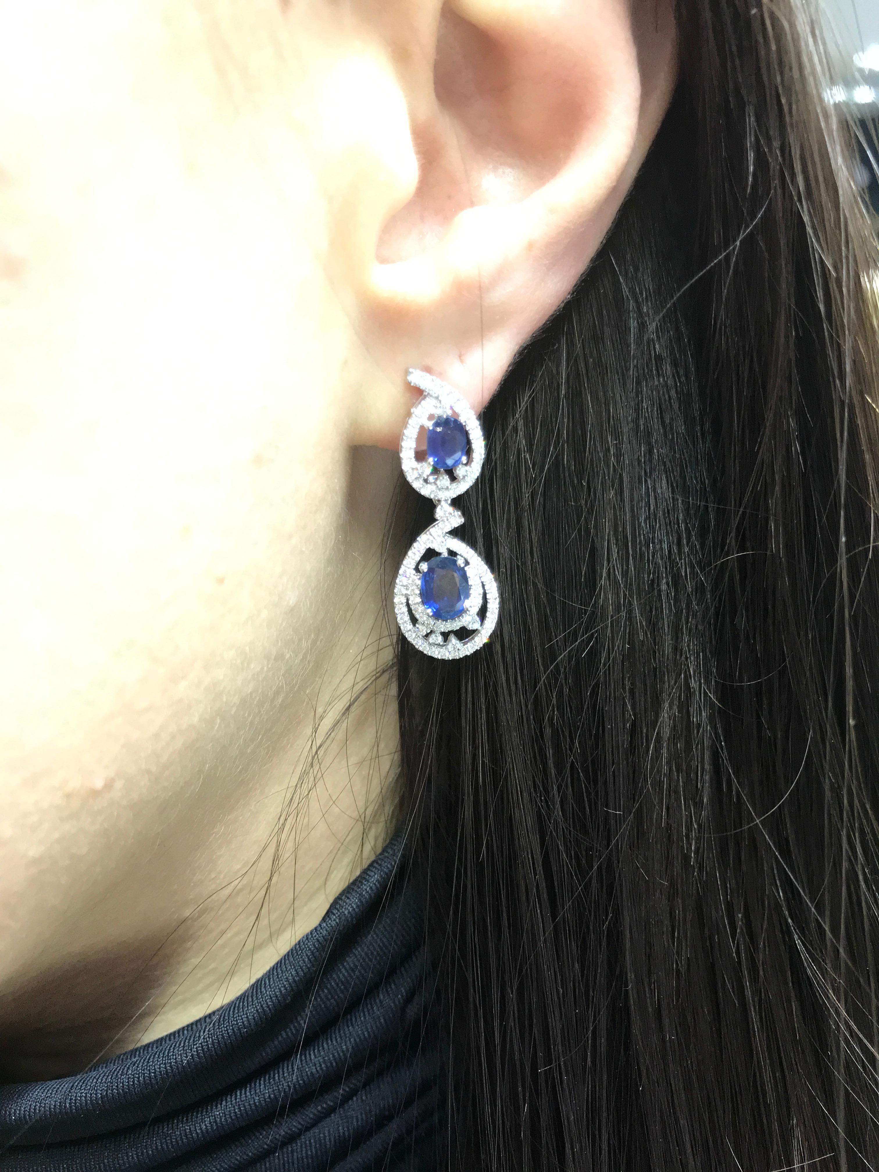 Classical Combination Blue Sapphire White Diamond White Gold Statement Earrings In New Condition For Sale In Montreux, CH