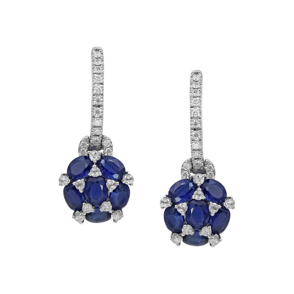 Im Angebot: Klassischer Statement-Ring aus Weißgold mit blauem Saphir und weißen Diamanten () 2