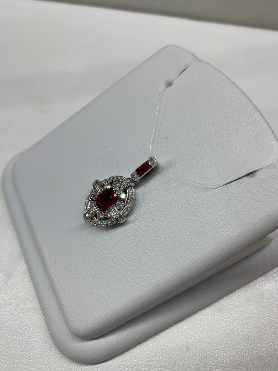 Donna Combinazione classica di diamanti bianchi e rubini Ciondolo in oro bianco in vendita