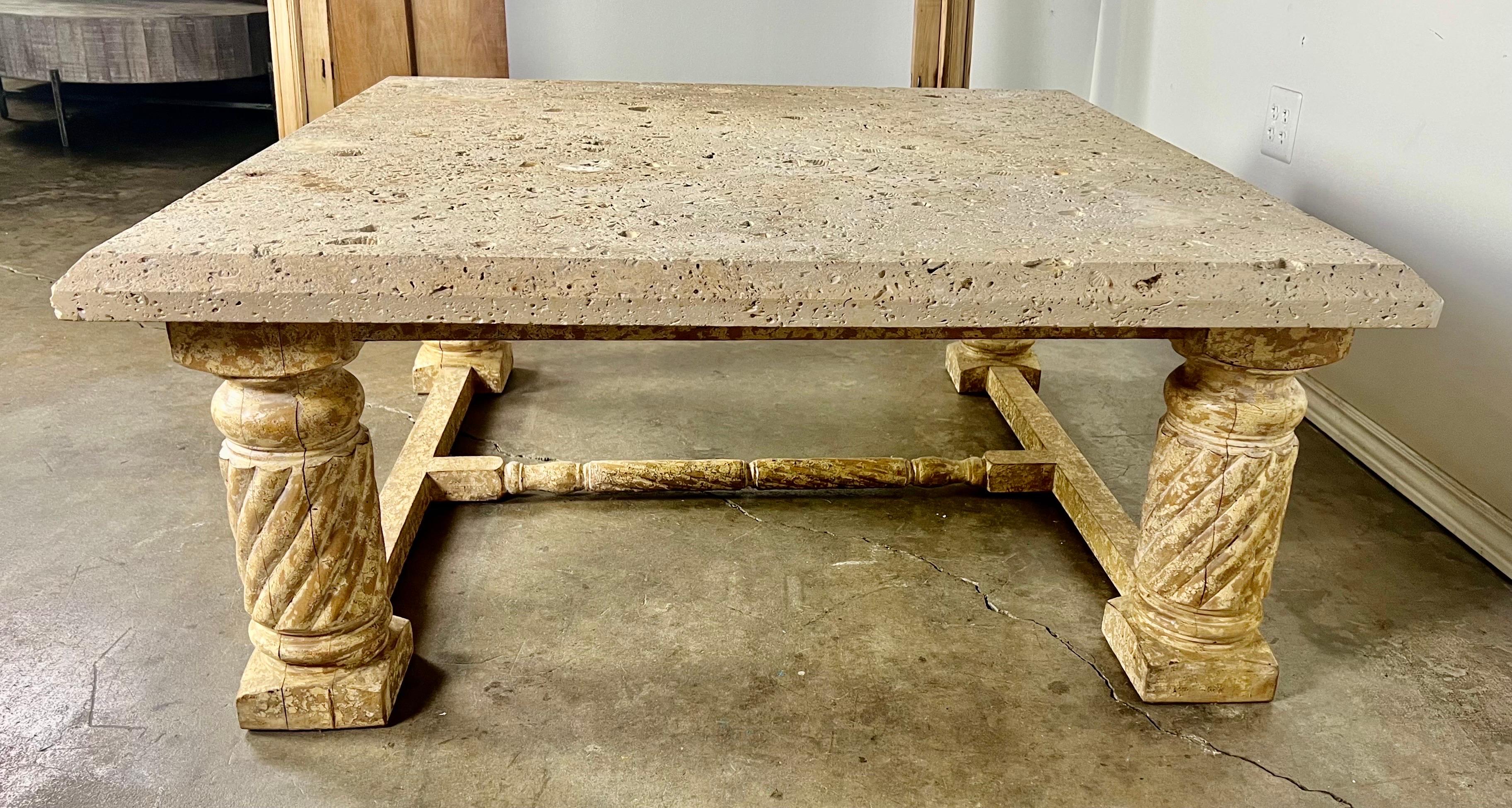 Table basse classique en bois craquelé avec plateau en pierre en vente 3